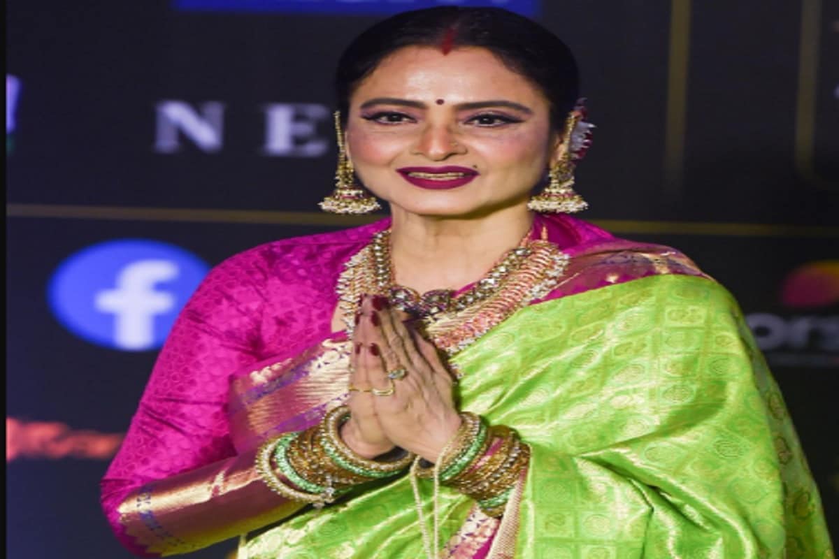 ১৯৬৬ সালে তেলুগু ছবি সঙ্গুলা রত্নমে শিশু অভিনেত্রী হিসাবে আত্মপ্রকাশ করেছিলেন ৷ নায়িকা হিসাবে তাঁর প্রথম ছবি শ্রাবণ ভাদো ১৯৭০-এ মুক্তি পেয়েছেন ৷ কেরিয়ার শুরু প্রথম কিছু বছর পর্যন্ত ৷ তাঁর লুক আলোচনার কেন্দ্রবিন্দুতে ছিল ৷ ১৯৭০-এর দশকের শেষের দিকে বলিউডে মোহময়ী হিসাবে পরিচিতি পেয়েছিলেন রেখা ৷ (Photo: News 18 Hindi). ১৯৬৬ সালে তেলুগু ছবি সঙ্গুলা রত্নমে শিশু অভিনেত্রী হিসাবে আত্মপ্রকাশ করেছিলেন ৷ নায়িকা হিসাবে তাঁর প্রথম ছবি শ্রাবণ ভাদো ১৯৭০-এ মুক্তি পেয়েছেন ৷ কেরিয়ার শুরু প্রথম কিছু বছর পর্যন্ত ৷ তাঁর লুক আলোচনার কেন্দ্রবিন্দুতে ছিল ৷ ১৯৭০-এর দশকের শেষের দিকে বলিউডে মোহময়ী হিসাবে পরিচিতি পেয়েছিলেন রেখা ৷ (Photo: News 18 Hindi).