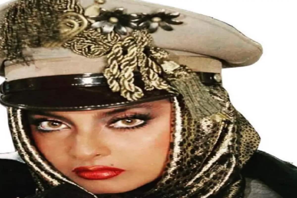 একটি সাক্ষাৎকারে রেখা জানিয়েছিলেন তাঁর গায়ের রং ও দক্ষিণ ভারতের বিশেষত্বের কারণে দেখতে খারাপ এক শিশু বলে মনে করা হত ৷ (Photo: News 18 Hindi). একটি সাক্ষাৎকারে রেখা জানিয়েছিলেন তাঁর গায়ের রং ও দক্ষিণ ভারতের বিশেষত্বের কারণে দেখতে খারাপ এক শিশু বলে মনে করা হত ৷ (Photo: News 18 Hindi).