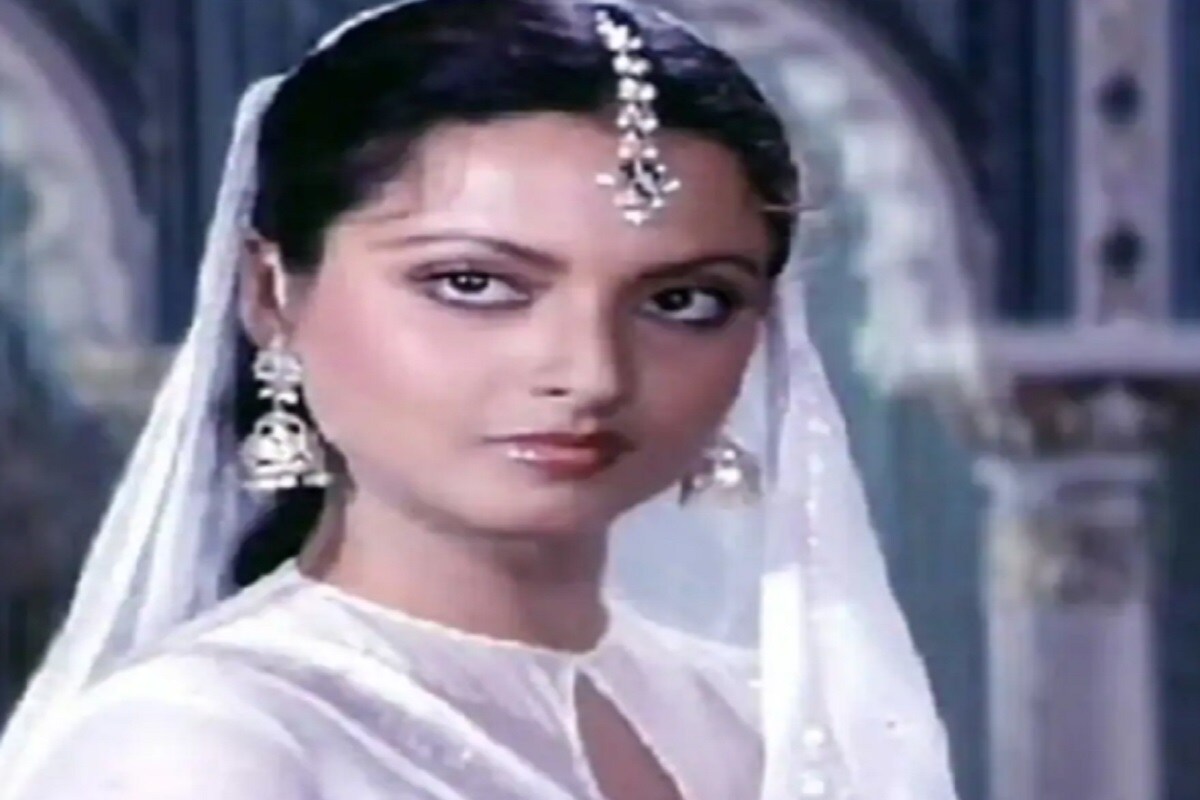 রেখা তেলুগু অভিনেত্রী পুষ্পাবল্লি ও তামিল অভিনেতা গণেশনের মেয়ে ছিলেন ৷ রেখার বাবা মায়ের বিয়ে হয়নি তাঁর বাবা শৈশবেই রেখাকে নিজের সন্তান হিসাবে মানতেন না ৷ তিনি অভিনেত্রী হওয়ার স্বপ্ন কখনই দেখেননি ৷ কিন্তু পারিবারিক অর্থনৈতিক অবস্থা খারাপ হওয়ার কারণে স্কুল ছেড়ে ছায়াছবিতে কাজ করতে বাধ্য হন তিনি ৷ (Photo: News 18 Hindi). রেখা তেলুগু অভিনেত্রী পুষ্পাবল্লি ও তামিল অভিনেতা গণেশনের মেয়ে ছিলেন ৷ রেখার বাবা মায়ের বিয়ে হয়নি তাঁর বাবা শৈশবেই রেখাকে নিজের সন্তান হিসাবে মানতেন না ৷ তিনি অভিনেত্রী হওয়ার স্বপ্ন কখনই দেখেননি ৷ কিন্তু পারিবারিক অর্থনৈতিক অবস্থা খারাপ হওয়ার কারণে স্কুল ছেড়ে ছায়াছবিতে কাজ করতে বাধ্য হন তিনি ৷ (Photo: News 18 Hindi).