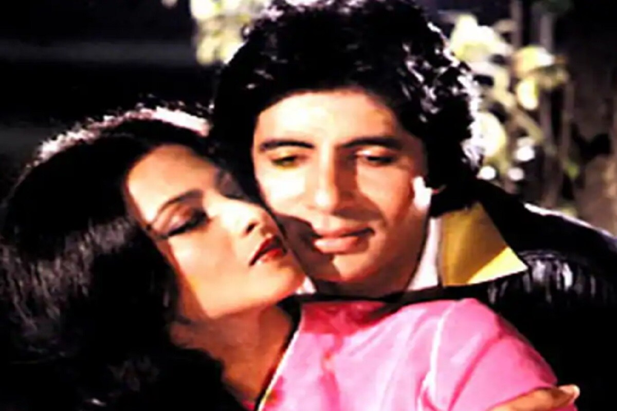 রেখা ও অমিতাভ বচ্চন বেশ কয়েকটি ছবি একসঙ্গে অভিনয় করেছিলেন ৷ দু'জনের অনস্ক্রিন কেমিস্ট্রি প্রতিদিনই খবরের কাগজের গসিপে পরিণত হয়েছে ৷ সেই কাহিনি নিয়মিত প্রকাশিত হত কাগজে-পত্রিকায় ৷ বিবাহিত পুরুষের সঙ্গে রেখার যোগাযোগ আছে এই নিয়ে প্রচুর আলাপ আলোচনা হত ৷ (Photo: News 18 Hindi). রেখা ও অমিতাভ বচ্চন বেশ কয়েকটি ছবি একসঙ্গে অভিনয় করেছিলেন ৷ দু'জনের অনস্ক্রিন কেমিস্ট্রি প্রতিদিনই খবরের কাগজের গসিপে পরিণত হয়েছে ৷ সেই কাহিনি নিয়মিত প্রকাশিত হত কাগজে-পত্রিকায় ৷ বিবাহিত পুরুষের সঙ্গে রেখার যোগাযোগ আছে এই নিয়ে প্রচুর আলাপ আলোচনা হত ৷ (Photo: News 18 Hindi).