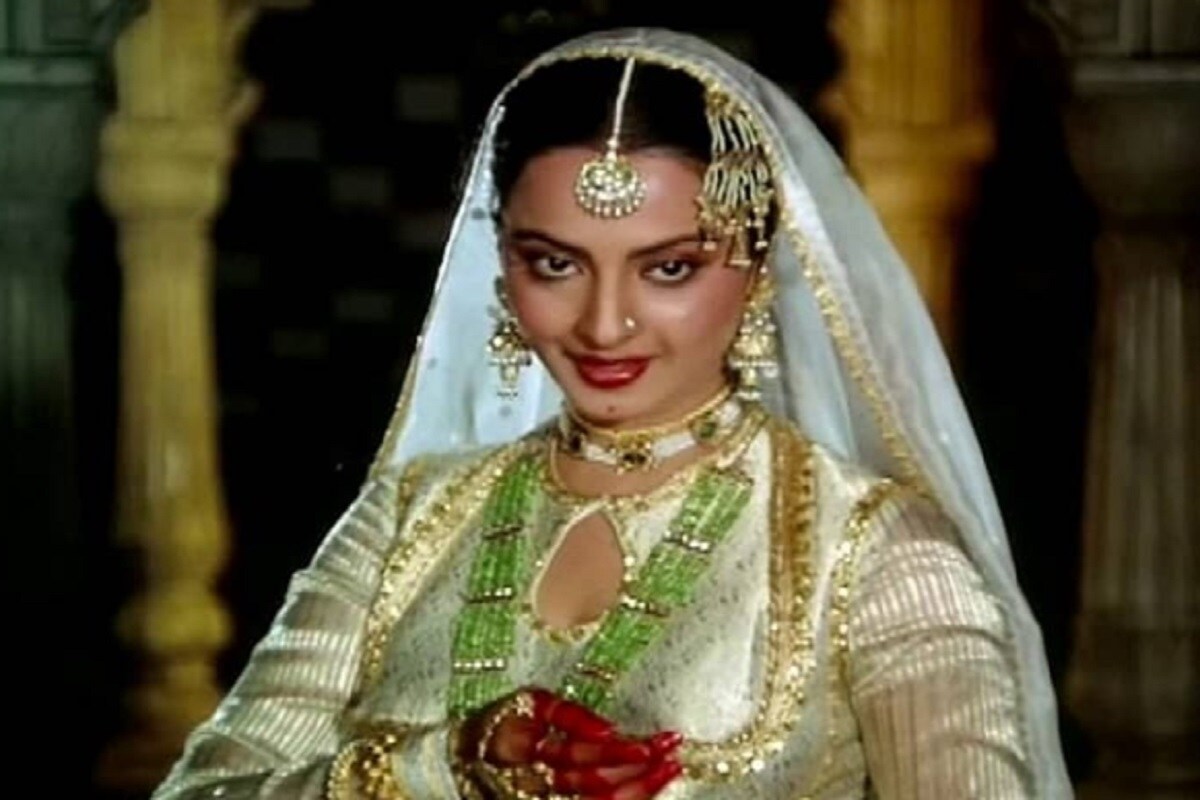 ফের একবার রেখা ১৯৭৮ সালে অমিতাভ বচ্চনের সঙ্গে মুকাদ্দর কা সিকান্দর ছবিতে অভিনয় করেছেন ৷ এই ছবিই সেই দশকের সব থেকে বড় হিট ছবি ছিল ৷ এরপরেই অভিনেত্রীদের তালিকায় পয়লা নম্বর স্থানটি দখল করেন রেখা ৷ (Photo: News 18 Hindi). ফের একবার রেখা ১৯৭৮ সালে অমিতাভ বচ্চনের সঙ্গে মুকাদ্দর কা সিকান্দর ছবিতে অভিনয় করেছেন ৷ এই ছবিই সেই দশকের সব থেকে বড় হিট ছবি ছিল ৷ এরপরেই অভিনেত্রীদের তালিকায় পয়লা নম্বর স্থানটি দখল করেন রেখা ৷ (Photo: News 18 Hindi).