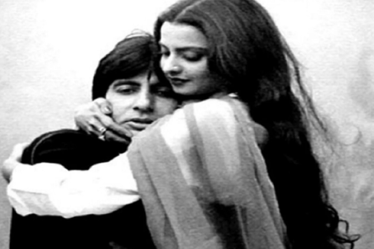 রেখা ও অমিতাভের সম্পর্ক ১৯৮১ সালের শেষ হয়ে গিয়েছে ৷ শেষ ছবি যশ চোপড়ার সঙ্গে সিলসিলা ৷ অমিতাভ. রেখা ছাড়াও এই ছবিতে জয়া বচ্চনও অভিনয় করেছিলেন ৷ (Photo: News 18 Hindi). রেখা ও অমিতাভের সম্পর্ক ১৯৮১ সালের শেষ হয়ে গিয়েছে ৷ শেষ ছবি যশ চোপড়ার সঙ্গে সিলসিলা ৷ অমিতাভ. রেখা ছাড়াও এই ছবিতে জয়া বচ্চনও অভিনয় করেছিলেন ৷ (Photo: News 18 Hindi).
