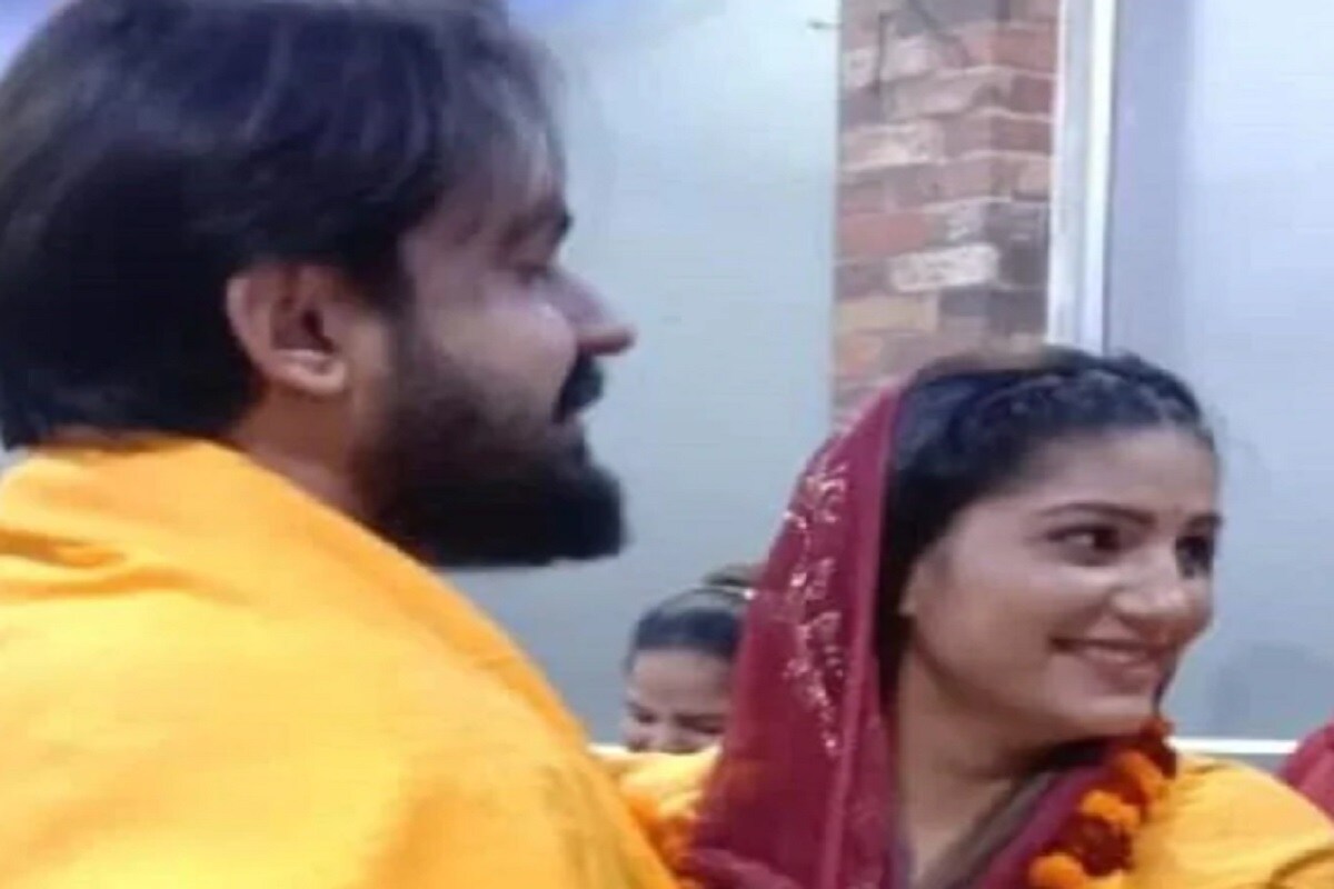 বিগত বেশ কিছু সময় ধরে স্বপ্না চৌধুরি হরিয়ানার বব্বু মান বীর সাহুর সঙ্গে থাকতেন ৷ আজ তাঁদের গরে ফুটফুটে সন্তান এসেছে ৷ (Photo: News18). বিগত বেশ কিছু সময় ধরে স্বপ্না চৌধুরি হরিয়ানার বব্বু মান বীর সাহুর সঙ্গে থাকতেন ৷ আজ তাঁদের গরে ফুটফুটে সন্তান এসেছে ৷ (Photo: News18).