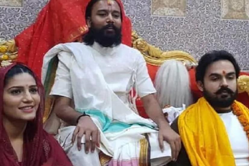 সোশ্যাল মিডিয়ায় স্বপ্না চৌধুরি ও বীর সাহুকে নিয়ে নানান মন্তব্যের জেরে ফেসবুক লাইভে এসে জবাব দিয়েছিলেন ৷ এই বিষয়টি একান্তই তাঁর ব্যক্তিগত, এই বিষয়ে কোনও তথ্যই তিনি দেবেন না কাউকে ৷ (Photo: News18).