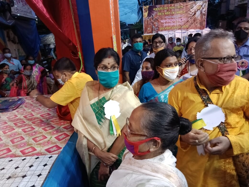 কোভিড বিধি মেনেই পঞ্চমীতেই উদ্বোধন হল দুর্বার মহিলা সমন্বয় কমিটির পুজোর ৷ নারী ও শিশু কল্যাণ মন্ত্রী শশী পাঁজা বুধবার উদ্বোধন করেন দুর্বারের পুজোর ৷ করোনাকালে কোভিড বিধি মেনেই হল পুরো অনুষ্ঠান ৷ কোভিড বিধি মেনেই পঞ্চমীতেই উদ্বোধন হল দুর্বার মহিলা সমন্বয় কমিটির পুজোর ৷ নারী ও শিশু কল্যাণ মন্ত্রী শশী পাঁজা বুধবার উদ্বোধন করেন দুর্বারের পুজোর ৷ করোনাকালে কোভিড বিধি মেনেই হল পুরো অনুষ্ঠান ৷