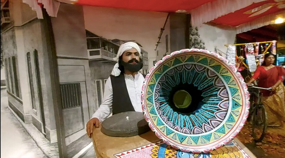 * বালিগঞ্জ ২১ শে পল্লীর এবারের থিম 'কর্ম চক্র'। সৃজনে শিল্পী বাপাই সেন। প্রতিমা গড়েছেন শিল্পী অমল পাল। আলোক নির্দেশনার দায়িত্বে দীনেশ পোদ্দার এবং আবহসঙ্গীত করেছেন সৈকত দেব। * বালিগঞ্জ ২১ শে পল্লীর এবারের থিম 'কর্ম চক্র'। সৃজনে শিল্পী বাপাই সেন। প্রতিমা গড়েছেন শিল্পী অমল পাল। আলোক নির্দেশনার দায়িত্বে দীনেশ পোদ্দার এবং আবহসঙ্গীত করেছেন সৈকত দেব।