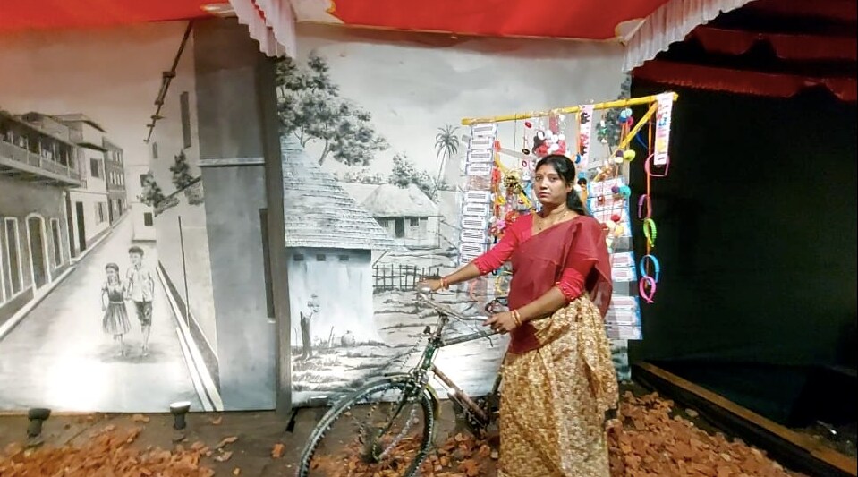 *বালিগঞ্জ ২১ শে পল্লী এবারে ৭৪ বছরে পা দিল। পরের বছরটা তাই তাদের জন্য ভীষণ গুরুত্বপূর্ণ। এবারে করোনা আবহে মন্ডপ নির্মাণে অনেকটাই সমস্যা হয়েছে। কিন্তু পড়ের বছরের জন্য ইতিমধ্যেই পরিকল্পনা শুরু করে দিয়েছে ২১ পল্লী। *বালিগঞ্জ ২১ শে পল্লী এবারে ৭৪ বছরে পা দিল। পরের বছরটা তাই তাদের জন্য ভীষণ গুরুত্বপূর্ণ। এবারে করোনা আবহে মন্ডপ নির্মাণে অনেকটাই সমস্যা হয়েছে। কিন্তু পড়ের বছরের জন্য ইতিমধ্যেই পরিকল্পনা শুরু করে দিয়েছে ২১ পল্লী।