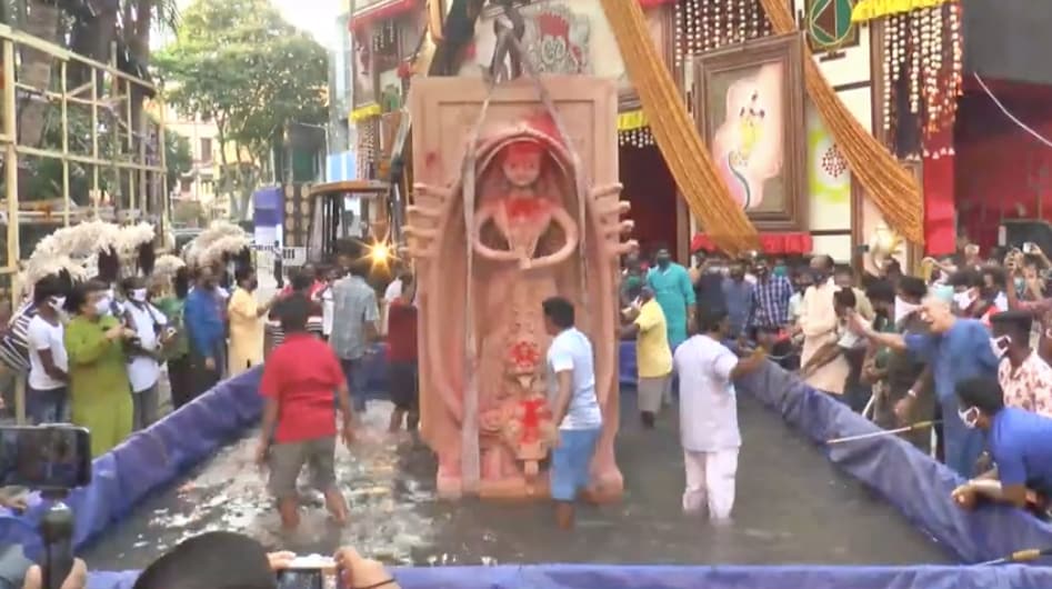 *চিরাচরিত শোভাযাত্রা করে গঙ্গায় প্রতিমা বিসর্জন দিলে বাড়তে পারে স্থানীয় বা পাড়ার বাসিন্দাদের করোনা সংক্রমণের ঝুঁকি। তাই সেই রাস্তার একেবারে ৩৬০ ডিগ্রি উল্টো পথে হেঁটে মণ্ডপের সামনেই কৃত্রিম জলাধার নির্মাণ করা হয়। সেখানেই প্রতিমা বিসর্জন দেওয়া হয়। ছবি: ত্রিধারার সৌজন্যে। *চিরাচরিত শোভাযাত্রা করে গঙ্গায় প্রতিমা বিসর্জন দিলে বাড়তে পারে স্থানীয় বা পাড়ার বাসিন্দাদের করোনা সংক্রমণের ঝুঁকি। তাই সেই রাস্তার একেবারে ৩৬০ ডিগ্রি উল্টো পথে হেঁটে মণ্ডপের সামনেই কৃত্রিম জলাধার নির্মাণ করা হয়। সেখানেই প্রতিমা বিসর্জন দেওয়া হয়। ছবি: ত্রিধারার সৌজন্যে।