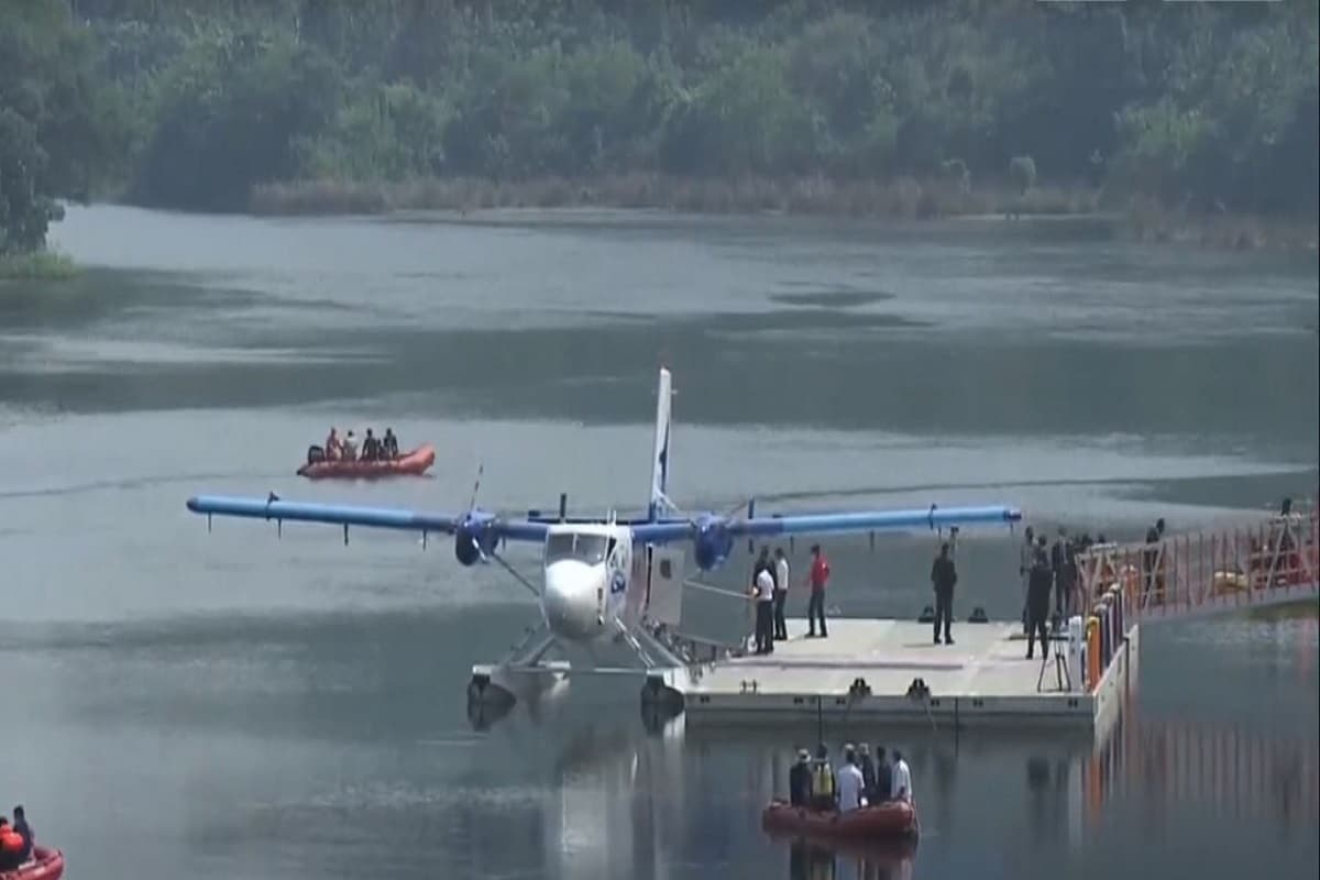 সর্দার সরোবর বাঁধের একটি বড় জলাশয় থেকে এ দিন যাত্রা শুরু করে এই সি- প্লেন৷ যাত্রীদের ওঠানামার জন্য সেখানেই একটি অ্যারোডম তৈরি করা হয়েছে৷ আহমেদাবাদের সবরমতী নদী থেকে কেভাডিয়ায় সর্দার বল্লভভাই পটেলের স্ট্যাচু অফ ইউনিটিতে যাত্রীদের নিয়ে যাবে এই সি- প্লেন৷ রাজ্যের পর্যটনে নতুন এই পরিষেবা বড় ভূূমিকা নিতে চলেছে বলেই আশা করা হচ্ছে৷ বিশেষত অ্যাডভেঞ্চার প্রেমীদের জন্য দারুণ আকর্ষণীয় হতে চলেছে এই বিমান৷ সর্দার সরোবর বাঁধের একটি বড় জলাশয় থেকে এ দিন যাত্রা শুরু করে এই সি- প্লেন৷ যাত্রীদের ওঠানামার জন্য সেখানেই একটি অ্যারোডম তৈরি করা হয়েছে৷ আহমেদাবাদের সবরমতী নদী থেকে কেভাডিয়ায় সর্দার বল্লভভাই পটেলের স্ট্যাচু অফ ইউনিটিতে যাত্রীদের নিয়ে যাবে এই সি- প্লেন৷ রাজ্যের পর্যটনে নতুন এই পরিষেবা বড় ভূূমিকা নিতে চলেছে বলেই আশা করা হচ্ছে৷ বিশেষত অ্যাডভেঞ্চার প্রেমীদের জন্য দারুণ আকর্ষণীয় হতে চলেছে এই বিমান৷