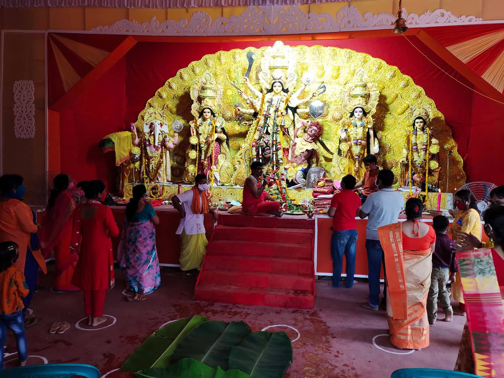 দুর্গা পুজোয় কম ভিড়ের প্রশংসা করার পাশাপাশি একই সঙ্গে প্রধানমন্ত্রী মনে করিয়ে দিয়েছেন, আগামী দিনে ধনতেরাস, দিওয়ালি, ইদ, ছট পুজো, ভাইফোঁটা, গুরুনানক জয়ন্তীর মতো যে যে উৎসবগুলি রয়েছে, তা উদযাপনের ক্ষেত্রেও মানুষকে একই ভাবে সংযমী হতে হবে৷ দুর্গা পুজোয় কম ভিড়ের প্রশংসা করার পাশাপাশি একই সঙ্গে প্রধানমন্ত্রী মনে করিয়ে দিয়েছেন, আগামী দিনে ধনতেরাস, দিওয়ালি, ইদ, ছট পুজো, ভাইফোঁটা, গুরুনানক জয়ন্তীর মতো যে যে উৎসবগুলি রয়েছে, তা উদযাপনের ক্ষেত্রেও মানুষকে একই ভাবে সংযমী হতে হবে৷