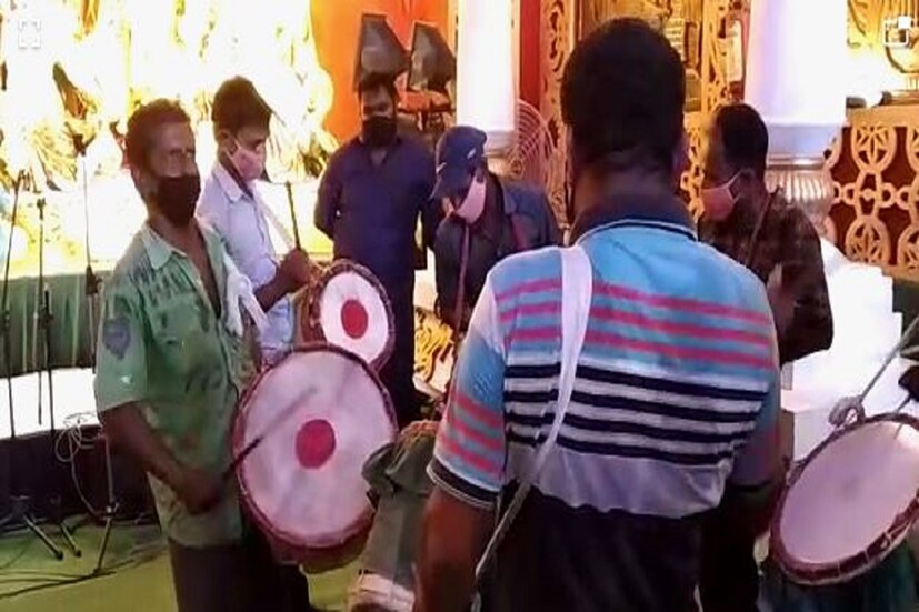 দাদার অন্যতম পছন্দ পুজোয় ঢাক বাজানো, এদিন নিজের হাতে বোল না তুললেও ঢাকিরা দেদার ঢাক বাজিয়ে পুজোর আনন্দ আরও চারগুণ বাড়িয়ে দিলেন৷