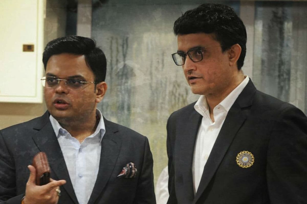 চোট পাওয়া সত্ত্বেও কেন ঋদ্ধিকে অস্ট্রেলিয়াগামী দলে রাখা হয়েছে এবং ক্রিকেটাররা কেন এত ঘন ঘন চোট পাচ্ছেন, তা নিয়ে প্রশ্ন উঠেছিল৷ সমালোচকদের জবাব দিয়ে সৌরভ বলেছেন, 'ভারতীয় বোর্ড কীভাবে কাজ করে তা সবাই জানে না৷ দলের ফিজিও, বিসিসিআই-এর সব ট্রেনার এবং ঋদ্ধি নিজেও জানে ওঁর দুটো হ্যামস্ট্রিংয়ে চোট রয়েছে৷ টেস্ট সিরিজের আগেই ঋদ্ধি ফিট হয়ে যাবে বলেই ওকে দলে রাখা হয়েছে৷' চোট পাওয়া সত্ত্বেও কেন ঋদ্ধিকে অস্ট্রেলিয়াগামী দলে রাখা হয়েছে এবং ক্রিকেটাররা কেন এত ঘন ঘন চোট পাচ্ছেন, তা নিয়ে প্রশ্ন উঠেছিল৷ সমালোচকদের জবাব দিয়ে সৌরভ বলেছেন, 'ভারতীয় বোর্ড কীভাবে কাজ করে তা সবাই জানে না৷ দলের ফিজিও, বিসিসিআই-এর সব ট্রেনার এবং ঋদ্ধি নিজেও জানে ওঁর দুটো হ্যামস্ট্রিংয়ে চোট রয়েছে৷ টেস্ট সিরিজের আগেই ঋদ্ধি ফিট হয়ে যাবে বলেই ওকে দলে রাখা হয়েছে৷'