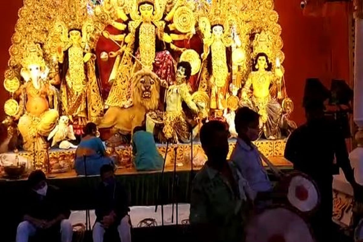মরুরাজ্যে জমে উঠেছে আইপিএলের আসর৷ সৌরভ নিজেও দিন কয়েক আগেও হাজির ছিলেন সেই মিলিয়ন ডলার টুর্নামেন্টের আসরে৷ তবে পুজো চালু হতেই ব্যাক টু হোম টাউন৷ মরুরাজ্যে জমে উঠেছে আইপিএলের আসর৷ সৌরভ নিজেও দিন কয়েক আগেও হাজির ছিলেন সেই মিলিয়ন ডলার টুর্নামেন্টের আসরে৷ তবে পুজো চালু হতেই ব্যাক টু হোম টাউন৷
