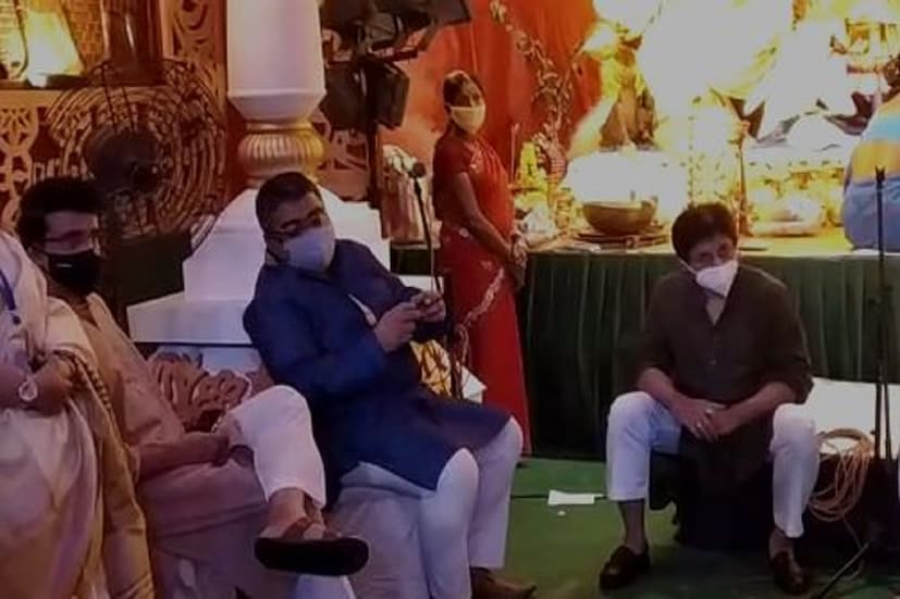 পাঞ্জাবি-পায়জামা, মুখে মাস্ক দাদাকে বিন্দাস মেজাজে দেখা গেল বেহালায় পাড়ার পুজোয়৷