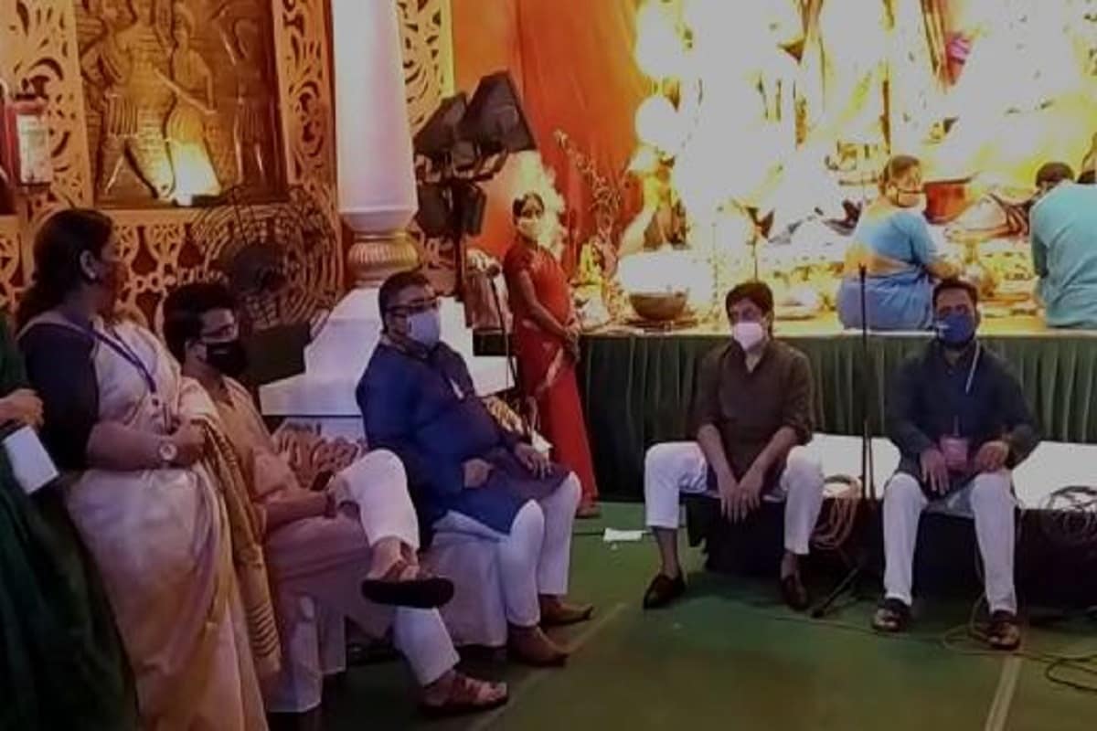 বড়িশা প্লেয়ার্স কর্নারের এবার ৪৬ তম বর্ষের পুজো৷ হাজির ছিলেন সৌরভের দাদা স্নেহাশিস গঙ্গোপাধ্যায়ও৷ বড়িশা প্লেয়ার্স কর্নারের এবার ৪৬ তম বর্ষের পুজো৷ হাজির ছিলেন সৌরভের দাদা স্নেহাশিস গঙ্গোপাধ্যায়ও৷