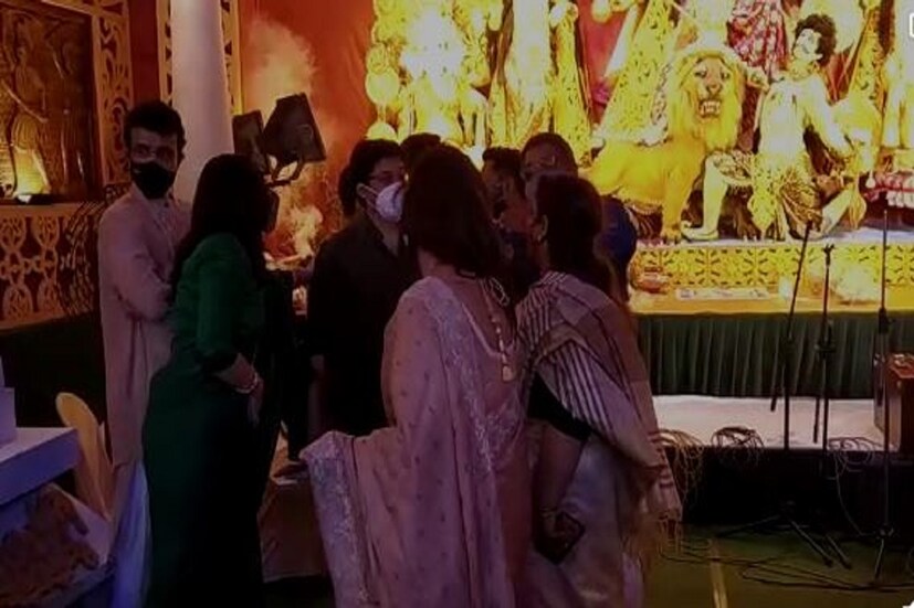 দাদা- সৌরভ গঙ্গোপাধ্যায় একদম নিখাদ বাঙালি৷ তাঁর ক্রিকেট কেরিয়ারের সময় থেকেই যখনই সময় পেতেন পাড়ার দুর্গাপুজোয় মাতেন৷ এবারেও তার ব্যতিক্রম হল না৷ বিসিসিআই প্রেসিডেন্ট এবারও হাজির নিজের পাড়ার পুজোয়৷