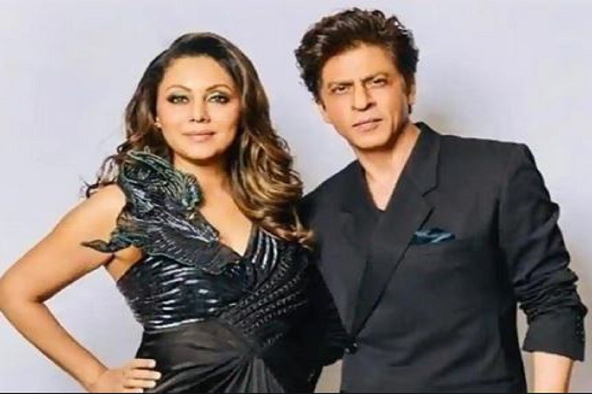 শুধু সিনেমায় রোমান্স কিং নন ৷ তিনি যে রিয়েল লাইফেও বড্ড রোমান্টিক তা বার বার প্রমাণ দিয়েছেন শাহরুখ ৷ স্ত্রী গৌরীকে যে তিনি কতটা ভালোবাসেন ও সম্মান করেন তাও বহুবার নানাভাবে প্রকাশ্যে এনেছেন তিনি ৷ শুধু সিনেমায় রোমান্স কিং নন ৷ তিনি যে রিয়েল লাইফেও বড্ড রোমান্টিক তা বার বার প্রমাণ দিয়েছেন শাহরুখ ৷ স্ত্রী গৌরীকে যে তিনি কতটা ভালোবাসেন ও সম্মান করেন তাও বহুবার নানাভাবে প্রকাশ্যে এনেছেন তিনি ৷