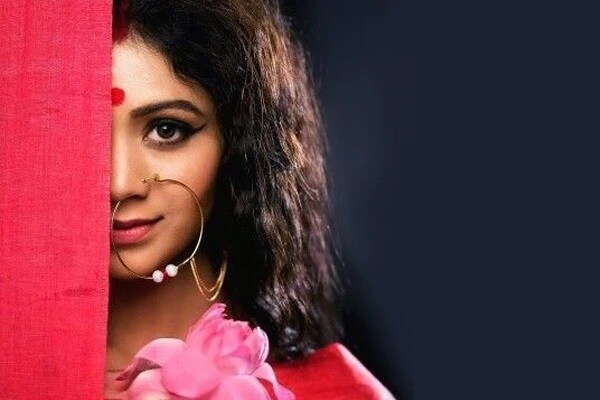 • আইলাইনার: আইশ্যাডো লাগানোর পর আইলাইনার লাগান। চোখের ওপরের পাতায় লাইনার লাগান। পেন্সিল দিয়ে লাইনার লাগালে আগে হাতে হালকা ঘষে নরম করে নিন পেন্সিলটাকে। এরপর নিজের চোখের আকার অনুযায়ী লাইনার ব্যবহার করুন। তারপর এর ওপর হালকা পাউডার ব্রাশ করে নিন। তাহলে অনেক্ষণ থাকবে লাইনার। এরপর চোখের নীচের অংশে কাজল পড়ে নিন। প্রতীকী চিত্র। • আইলাইনার: আইশ্যাডো লাগানোর পর আইলাইনার লাগান। চোখের ওপরের পাতায় লাইনার লাগান। পেন্সিল দিয়ে লাইনার লাগালে আগে হাতে হালকা ঘষে নরম করে নিন পেন্সিলটাকে। এরপর নিজের চোখের আকার অনুযায়ী লাইনার ব্যবহার করুন। তারপর এর ওপর হালকা পাউডার ব্রাশ করে নিন। তাহলে অনেক্ষণ থাকবে লাইনার। এরপর চোখের নীচের অংশে কাজল পড়ে নিন। প্রতীকী চিত্র।