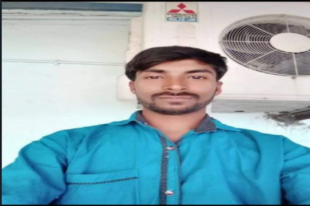 বিবাহ বহির্ভূত সম্পর্কের জের৷ স্ত্রীর প্রেমিকের বাড়িতে মাটি খুঁড়ে উদ্ধার করা হল স্বামীর দেহ৷ চাঞ্চল্যকর এই ঘটনা ঘটেছে উত্তর চব্বিশ পরগণার গাইঘাটায়৷ নিহত ওই ব্যক্তির নাম রামকৃষ্ণ সরকার৷ তাঁর স্ত্রী এবং তার প্রেমিক সুজিত দাসকে আটক করেছে পুলিশ৷ (অভিযুক্ত সুজিত দাসের ছবি) Info- Rajarshi Roy বিবাহ বহির্ভূত সম্পর্কের জের৷ স্ত্রীর প্রেমিকের বাড়িতে মাটি খুঁড়ে উদ্ধার করা হল স্বামীর দেহ৷ চাঞ্চল্যকর এই ঘটনা ঘটেছে উত্তর চব্বিশ পরগণার গাইঘাটায়৷ নিহত ওই ব্যক্তির নাম রামকৃষ্ণ সরকার৷ তাঁর স্ত্রী এবং তার প্রেমিক সুজিত দাসকে আটক করেছে পুলিশ৷ (অভিযুক্ত সুজিত দাসের ছবি) Info- Rajarshi Roy