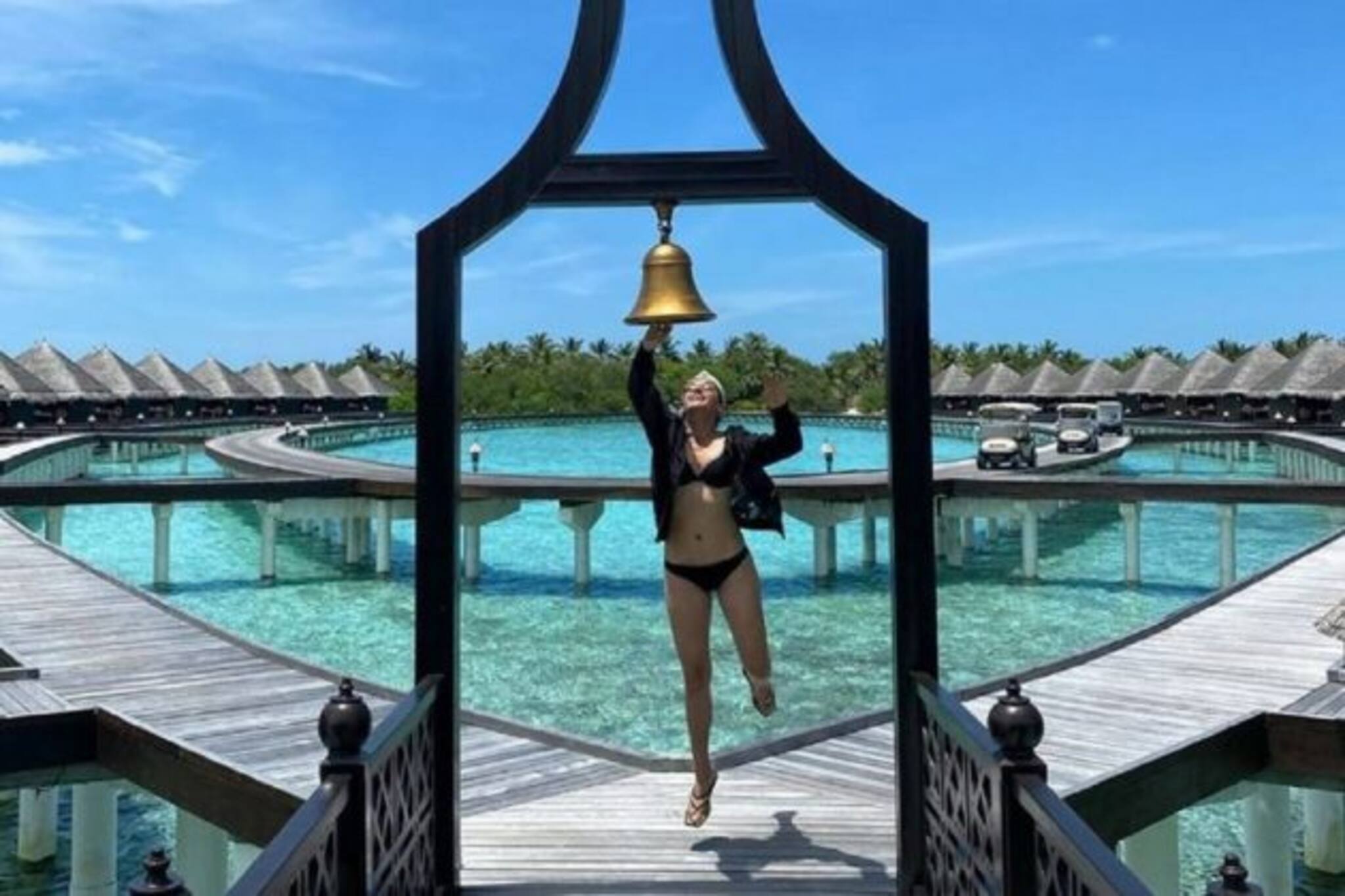 পরনে বিকিনি, লাফিয়ে ঘন্টা বাজালেন তাপসী পান্নু !, ছবি ভাইরাল