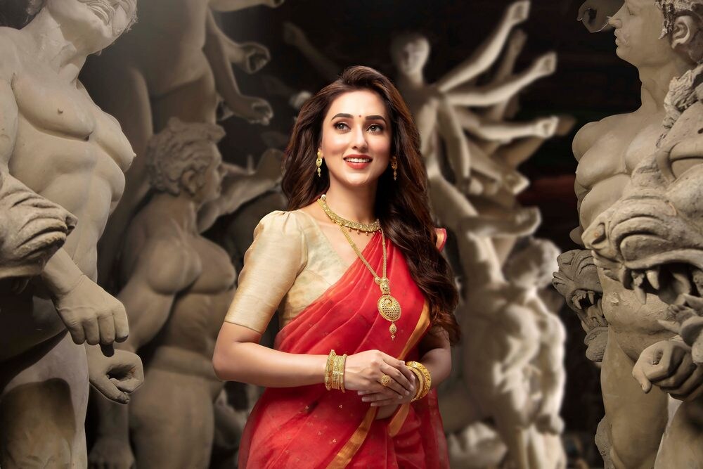 তনিশ্ক্-এর পুজো কালেকশন ‘অপরাজিতা’ - ঐতিহ্য, কারুশিল্প এবং ডিজাইনের প্রকৃত সঙ্গমে তৈরি। এই সংগ্রহের প্রতিটি অংশ মানুষের হার না মানা উৎসাহের উদযাপন এবং উন্নত শিল্পকর্মের সত্যিকারের সাক্ষ্য। ‘একতাই সুন্দর, একতাই শক্তি’ এই হল থিম ৷ তনিশ্ক্-এর পুজো কালেকশন ‘অপরাজিতা’ - ঐতিহ্য, কারুশিল্প এবং ডিজাইনের প্রকৃত সঙ্গমে তৈরি। এই সংগ্রহের প্রতিটি অংশ মানুষের হার না মানা উৎসাহের উদযাপন এবং উন্নত শিল্পকর্মের সত্যিকারের সাক্ষ্য। ‘একতাই সুন্দর, একতাই শক্তি’ এই হল থিম ৷