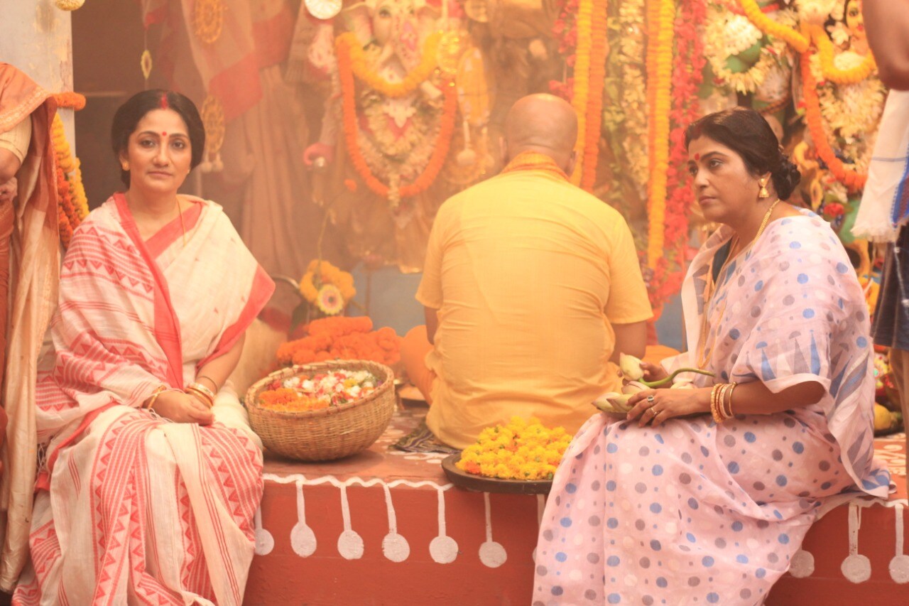 করোনা আবহে বাঙালি এখনও ওটিটি-তে মত্ত ৷ তাই মোবাইলে চোখ দিয়ে একের পর এক ছবি দেখে যাচ্ছেন ৷ সেই সুযোগকে কাজে লাগিয়েই নতুন ছবি উৎসবের পরে ৷ করোনা আবহে বাঙালি এখনও ওটিটি-তে মত্ত ৷ তাই মোবাইলে চোখ দিয়ে একের পর এক ছবি দেখে যাচ্ছেন ৷ সেই সুযোগকে কাজে লাগিয়েই নতুন ছবি উৎসবের পরে ৷
