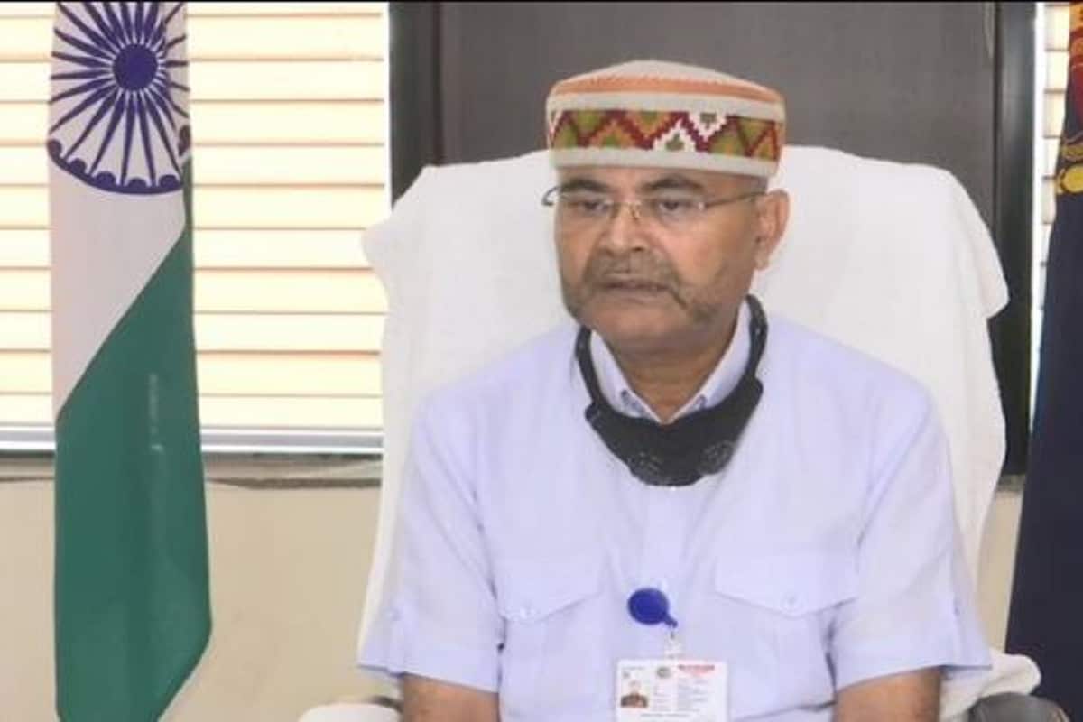 এ দিন অবশ্য উত্তর প্রদেশ পুলিশের এডিজি (আইনশৃঙ্খলা) বলেন, 'ফরেন্সিক রিপোর্ট থেকে স্পষ্ট যে ওইতরুণীকে ধর্ষণ করা হয়নি৷ পোস্ট মর্টেম রিপোর্টেও বলা হয়েছে ঘাড়ে আঘাতের কারণেই ওই তরুণীর মৃত্যুহয়েছে৷ ফরেন্সিক পরীক্ষার জন্য যে নমুনা পাঠানো হয়েছিল, তাতে কোথাও শুক্রানু পাওয়া যায়নি৷'Photo-ANI এ দিন অবশ্য উত্তর প্রদেশ পুলিশের এডিজি (আইনশৃঙ্খলা) বলেন, 'ফরেন্সিক রিপোর্ট থেকে স্পষ্ট যে ওইতরুণীকে ধর্ষণ করা হয়নি৷ পোস্ট মর্টেম রিপোর্টেও বলা হয়েছে ঘাড়ে আঘাতের কারণেই ওই তরুণীর মৃত্যুহয়েছে৷ ফরেন্সিক পরীক্ষার জন্য যে নমুনা পাঠানো হয়েছিল, তাতে কোথাও শুক্রানু পাওয়া যায়নি৷'Photo-ANI