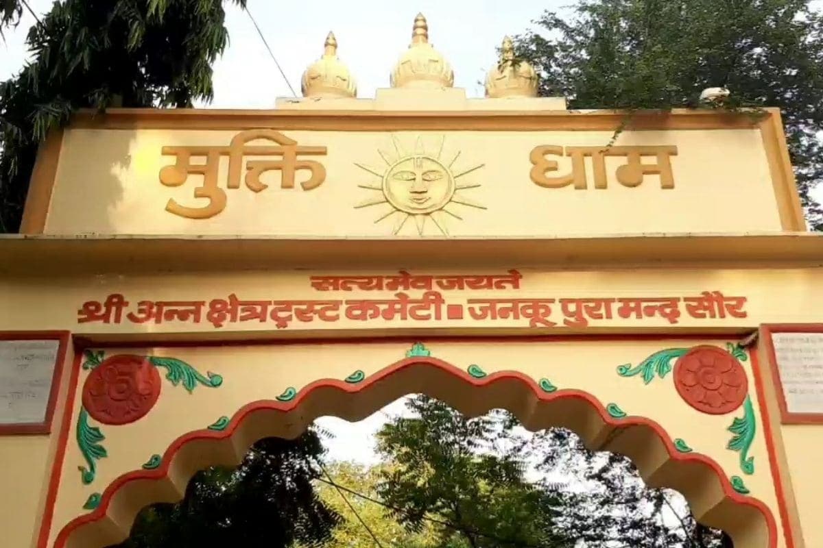 মধ্যপ্রদেশের মান্দাসৌরের গল্প এমন এক মানুষের খোঁজ পাওয়া গিয়েছে ৷ যিনি বহু অচেনা মানুষের পিন্ডদান করেন ৷ হয়ত ভাললাগা থেকেই এই মহান প্রয়াস তাঁর ৷ এখানেই শেষ হয় লাওয়ারিশ মরদেহের শেষকৃত্য সম্পন্ন করেন তিনিই ৷ এমন সমস্ত মানুষ আছেন যাঁরা আত্মীয় পরিজনের পিন্ডদান করতে হরিদ্বার যেতে না পারেন ৷ মধ্যপ্রদেশের মান্দাসৌরের গল্প এমন এক মানুষের খোঁজ পাওয়া গিয়েছে ৷ যিনি বহু অচেনা মানুষের পিন্ডদান করেন ৷ হয়ত ভাললাগা থেকেই এই মহান প্রয়াস তাঁর ৷ এখানেই শেষ হয় লাওয়ারিশ মরদেহের শেষকৃত্য সম্পন্ন করেন তিনিই ৷ এমন সমস্ত মানুষ আছেন যাঁরা আত্মীয় পরিজনের পিন্ডদান করতে হরিদ্বার যেতে না পারেন ৷