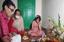 দিনভর ব্যস্ত রইলেন ভোগ আয়োজন-আলপনায়, কোজাগরী লক্ষ্মীর আরাধনায় মমতার ছায়া...