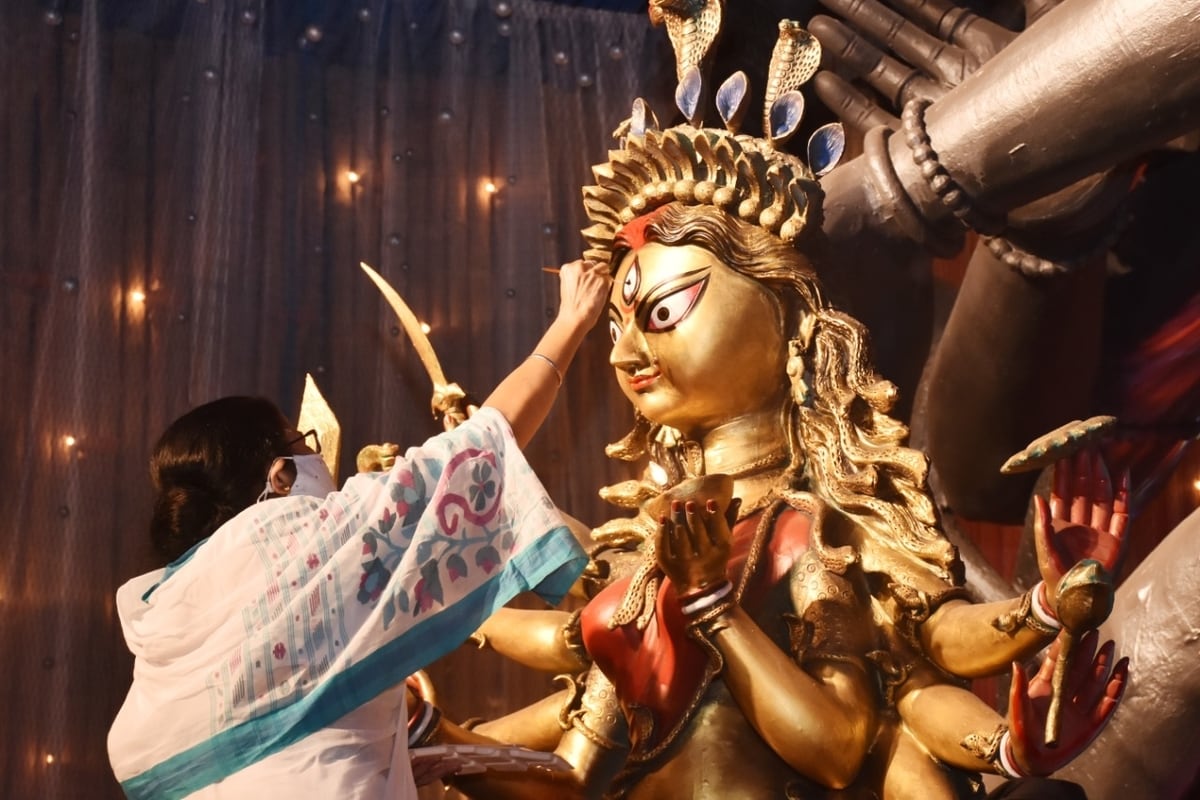 *দুর্গাপুজোর বাকি আর ৯ দিন। তার আগে আজই ঢাকে পড়ল কাঠি। সোমবার সন্ধ্যায় চেতলা অগ্রণীতে দুর্গা প্রতিমার চক্ষুদান করলেন মুখ্যমন্ত্রী মমতা বন্দ্যোপাধ্যায়। তার আগে দলের মুখপত্র ‘জাগো বাংলা’র পুজো সংখ্যার উদ্বোধনও করেন মমতা। *দুর্গাপুজোর বাকি আর ৯ দিন। তার আগে আজই ঢাকে পড়ল কাঠি। সোমবার সন্ধ্যায় চেতলা অগ্রণীতে দুর্গা প্রতিমার চক্ষুদান করলেন মুখ্যমন্ত্রী মমতা বন্দ্যোপাধ্যায়। তার আগে দলের মুখপত্র ‘জাগো বাংলা’র পুজো সংখ্যার উদ্বোধনও করেন মমতা।