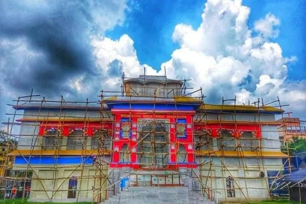 *করোনা আবহেই এবার রাজ্যে দুর্গাপুজো হচ্ছে। ভিড়ে করোনা সংক্রমণ বাড়ার ই আশঙ্কায় ঐতিহাসিক সিদ্ধান্ত নিল উত্তর কলকাতার জনপ্রিয় পুজো সন্তোষ মিত্র স্কোয়্যার। *করোনা আবহেই এবার রাজ্যে দুর্গাপুজো হচ্ছে। ভিড়ে করোনা সংক্রমণ বাড়ার ই আশঙ্কায় ঐতিহাসিক সিদ্ধান্ত নিল উত্তর কলকাতার জনপ্রিয় পুজো সন্তোষ মিত্র স্কোয়্যার।