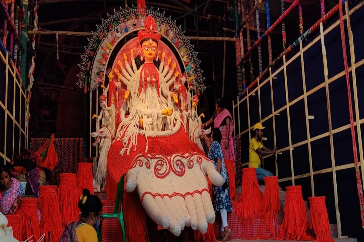 *পুজো এল বলে। তাই কলকাতার উত্তর থেকে দক্ষিণ সব মণ্ডপেই চলছে শেষ মুহূর্তের কাজ। সেখান থেকেই কিছু মণ্ডপের ছবি এবং থিমের খুঁটিনাটি রইল news18bangla.com -র পাঠকদের জন্য। কলকাতার ব্লকব্লাস্টার পুজোগুলির মধ্যে প্রথম সারিতেই নাম আসে নিউ আলিপুর সুরুচি সংঘের। শিল্পী ভবতোষ সুতারের ভাবনায় এবারে সুরুচির দুর্গা গড়ছেন সমাজের দুর্গারাই। শিল্পী মল্লিকা দাস সুতারের তত্বাবধানে সমাজের পিছিয়ে পড়া শ্রেণির মহিলারা সাজিয়ে তুলছেন মৃন্ময়ীকে। এবারে সুরুচি সংঘের থিমের পোশাকই নাম উৎসব নয়, মানুষের পুজো। প্রতিবেদন: শুভাগতা দে। *পুজো এল বলে। তাই কলকাতার উত্তর থেকে দক্ষিণ সব মণ্ডপেই চলছে শেষ মুহূর্তের কাজ। সেখান থেকেই কিছু মণ্ডপের ছবি এবং থিমের খুঁটিনাটি রইল news18bangla.com -র পাঠকদের জন্য। কলকাতার ব্লকব্লাস্টার পুজোগুলির মধ্যে প্রথম সারিতেই নাম আসে নিউ আলিপুর সুরুচি সংঘের। শিল্পী ভবতোষ সুতারের ভাবনায় এবারে সুরুচির দুর্গা গড়ছেন সমাজের দুর্গারাই। শিল্পী মল্লিকা দাস সুতারের তত্বাবধানে সমাজের পিছিয়ে পড়া শ্রেণির মহিলারা সাজিয়ে তুলছেন মৃন্ময়ীকে। এবারে সুরুচি সংঘের থিমের পোশাকই নাম উৎসব নয়, মানুষের পুজো। প্রতিবেদন: শুভাগতা দে।