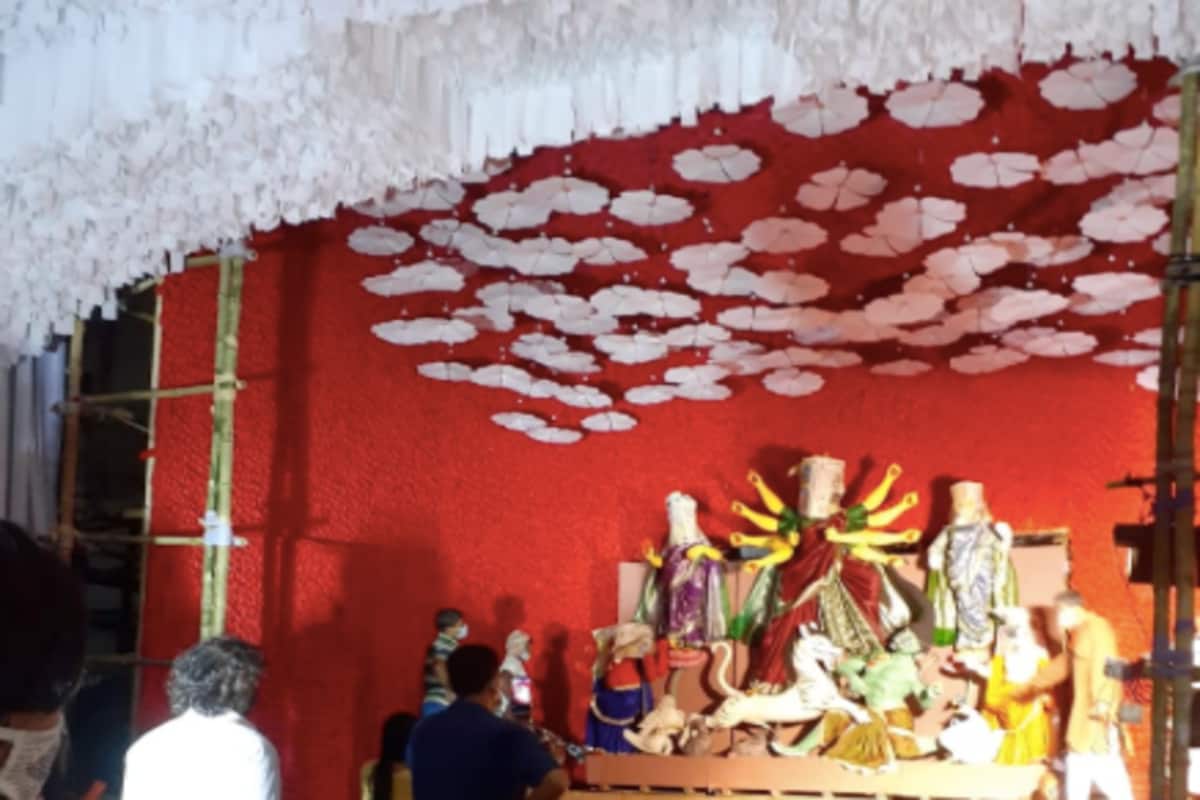 *দক্ষিণ কলকাতার অন্যতম ক্রাউডপুলার বালিগঞ্জ কালচারালের এবারের থিমের পোশাকি নাম 'গজে গমন শস্য শ্যামলা ধরিত্রী'। শিল্পী বিমান সাহার ভাবনায় সেজে উঠেছে মণ্ডপ। পুজো কমিটির কার্যনির্বাহী সম্পাদক সপ্তর্ষি বসু জানিয়েছেন, থিমের সঙ্গে সামঞ্জস্যপূর্ণ প্রতিমা বানিয়েছেন প্রয়াত শিল্পী অরুণ পাল এবং তাঁর সহকারী শিল্পীরা। *দক্ষিণ কলকাতার অন্যতম ক্রাউডপুলার বালিগঞ্জ কালচারালের এবারের থিমের পোশাকি নাম 'গজে গমন শস্য শ্যামলা ধরিত্রী'। শিল্পী বিমান সাহার ভাবনায় সেজে উঠেছে মণ্ডপ। পুজো কমিটির কার্যনির্বাহী সম্পাদক সপ্তর্ষি বসু জানিয়েছেন, থিমের সঙ্গে সামঞ্জস্যপূর্ণ প্রতিমা বানিয়েছেন প্রয়াত শিল্পী অরুণ পাল এবং তাঁর সহকারী শিল্পীরা।