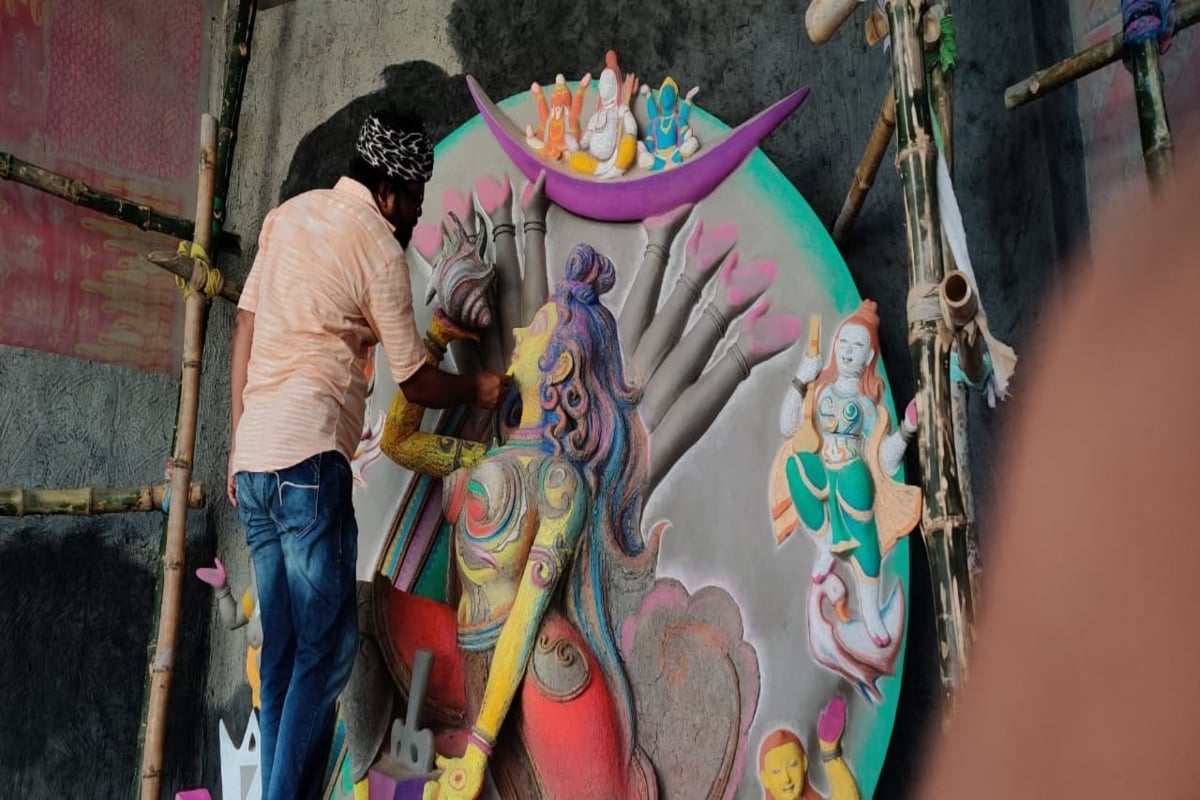 *দক্ষিণ কলকাতার যে পুজো না দেখলে অনেকটা মিস হয়ে যায়, সেটির নাম নাকতলা উদয়ন সংঘ। ৩৪ তম বছরে পা দেওয়া নাক্তলা উদয়নের এবারের থিম 'বেকার মেঘেরা চলল দূর/ শরৎ আকাশে ব্যাথার সুর'। শিল্পী ভবতোষ সুতারের কথায়, *দক্ষিণ কলকাতার যে পুজো না দেখলে অনেকটা মিস হয়ে যায়, সেটির নাম নাকতলা উদয়ন সংঘ। ৩৪ তম বছরে পা দেওয়া নাক্তলা উদয়নের এবারের থিম 'বেকার মেঘেরা চলল দূর/ শরৎ আকাশে ব্যাথার সুর'। শিল্পী ভবতোষ সুতারের কথায়,