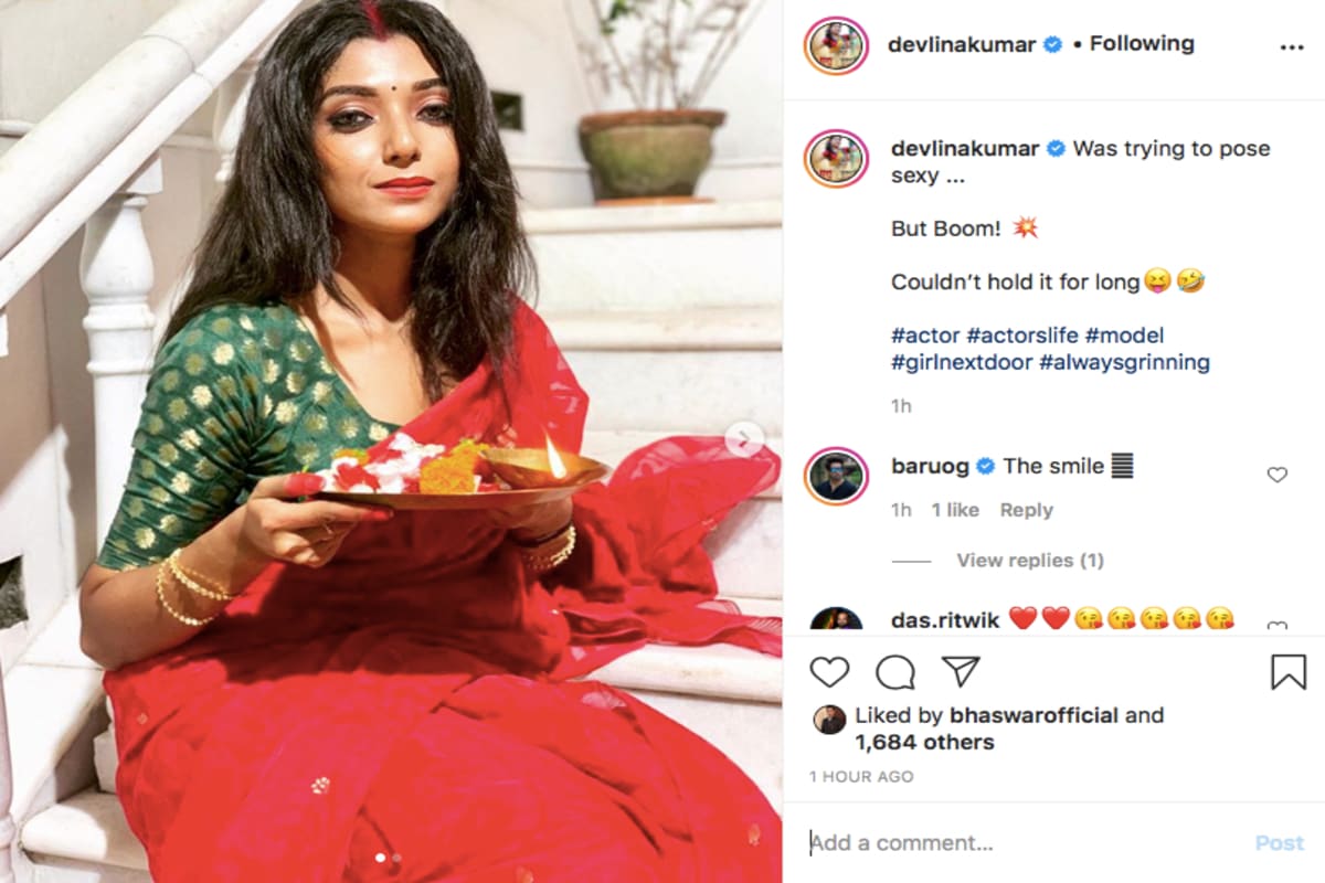 *কিন্তু শনিবার হঠাৎই দেবলীনা সেজেছেন একেবারে নববধূর বেশে। নায়িকার পরণে টুকটুকে লাল শাড়ি, কপালে টিপ, সিঁথিতে চওড়া সিঁদুর । হাতে পুজোর ডালা। বধূ বেশে তাঁকে লাগছে বেশ। সেই ছবি সোশ্যাল মিডিয়ায় শেয়ার করেছেন অভিনেত্রী, যা পুরুষ হৃদয়ে ঝড় তুলেছে। ক্যাপশনে দেবলীনা লেখেন, Was trying to pose sexy ...But Boom! 💥 Couldn’t hold it for long😝🤣 *কিন্তু শনিবার হঠাৎই দেবলীনা সেজেছেন একেবারে নববধূর বেশে। নায়িকার পরণে টুকটুকে লাল শাড়ি, কপালে টিপ, সিঁথিতে চওড়া সিঁদুর । হাতে পুজোর ডালা। বধূ বেশে তাঁকে লাগছে বেশ। সেই ছবি সোশ্যাল মিডিয়ায় শেয়ার করেছেন অভিনেত্রী, যা পুরুষ হৃদয়ে ঝড় তুলেছে। ক্যাপশনে দেবলীনা লেখেন, Was trying to pose sexy ...But Boom! 💥 Couldn’t hold it for long😝🤣