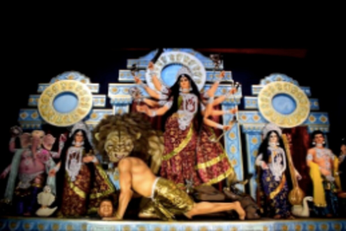 *বহরমপুরে স্বর্গধাম ক্লাবের সার্বজনীন দুর্গাপুজোয় অসুরের স্থানে জিনপিংয়ের মুণ্ডু বসিয়ে দিয়েছে। মৃৎ শিল্পী অসীম পালের তৈরি এই প্রতিমা এখন সোশ্যাল মিডিয়ার অন্যতম চর্চায়। *বহরমপুরে স্বর্গধাম ক্লাবের সার্বজনীন দুর্গাপুজোয় অসুরের স্থানে জিনপিংয়ের মুণ্ডু বসিয়ে দিয়েছে। মৃৎ শিল্পী অসীম পালের তৈরি এই প্রতিমা এখন সোশ্যাল মিডিয়ার অন্যতম চর্চায়।
