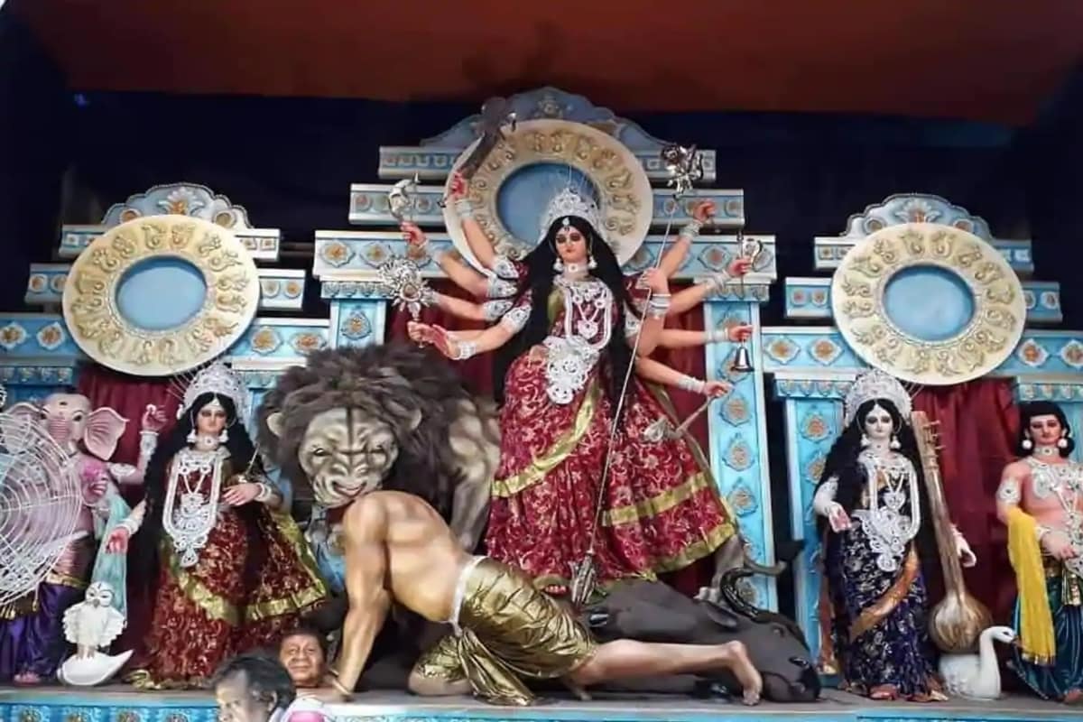 *চিন থেকে সারা পৃথিবীতে ছড়িয়ে পড়েছে করোনা ভাইরাস। যার জেরে সংক্রামিত বিশ্বের প্রায় চার কোটি মানুষ। তাই চিনের প্রেসিডেন্টকেই অসুর রূপে গড়েছে মুর্শিদাবাদের বহরমপুরের একটি ক্লাব। তথ্য এবং ছবি: প্রণব কুমার বন্দ্যোপাধ্যায়। *চিন থেকে সারা পৃথিবীতে ছড়িয়ে পড়েছে করোনা ভাইরাস। যার জেরে সংক্রামিত বিশ্বের প্রায় চার কোটি মানুষ। তাই চিনের প্রেসিডেন্টকেই অসুর রূপে গড়েছে মুর্শিদাবাদের বহরমপুরের একটি ক্লাব। তথ্য এবং ছবি: প্রণব কুমার বন্দ্যোপাধ্যায়।