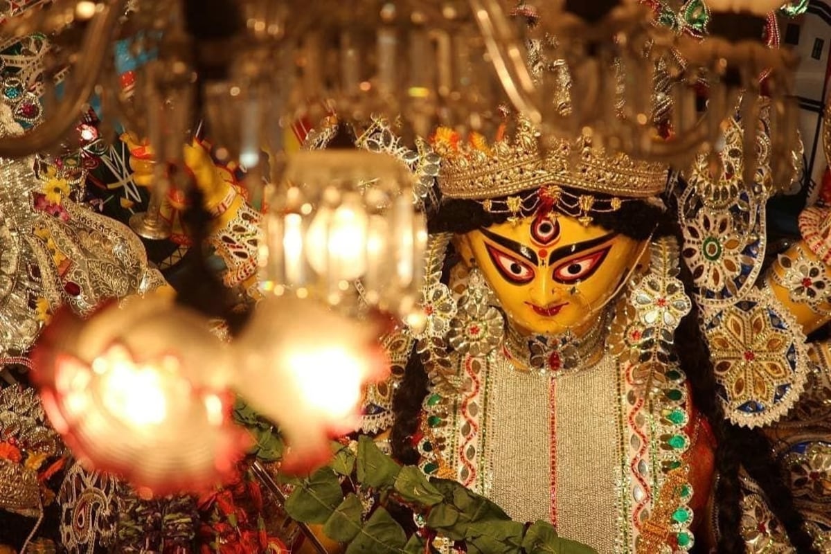পাশাপাশি উৎসবের আনন্দ, উল্লাসের মধ্যেও লকডাউনের কঠিন সময়কে ভুলে না যেতে অনুরোধ করেছেন প্রধানমন্ত্রী৷ সাফাইকর্মী, পরিচারক-পরিচারিকা, দুধওয়ালা, নিরাপত্তরক্ষীদের মতো যাঁরা নিরন্তর পরিষেবা দিয়ে যাঁরা লকডাউনের সময় মানুষের পাশে থেকেছেন, তাঁদেরকে উৎসবের সময় পরিবারের একজন ভেবে সামিল করে নিতে অনুরোধ করেছেন নরেন্দ্র মোদি৷ পাশাপাশি উৎসবের আনন্দ, উল্লাসের মধ্যেও লকডাউনের কঠিন সময়কে ভুলে না যেতে অনুরোধ করেছেন প্রধানমন্ত্রী৷ সাফাইকর্মী, পরিচারক-পরিচারিকা, দুধওয়ালা, নিরাপত্তরক্ষীদের মতো যাঁরা নিরন্তর পরিষেবা দিয়ে যাঁরা লকডাউনের সময় মানুষের পাশে থেকেছেন, তাঁদেরকে উৎসবের সময় পরিবারের একজন ভেবে সামিল করে নিতে অনুরোধ করেছেন নরেন্দ্র মোদি৷