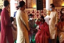 সপরিবারে পাড়ার পুজোয় মহাষ্টমীর অঞ্জলি দিলেন সৌরভ, ঢাক বাজালেন স্নেহাশিস, দেখুন...