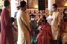 সপরিবারে পাড়ার পুজোয় মহাষ্টমীর অঞ্জলি দিলেন সৌরভ, ঢাক বাজালেন স্নেহাশিস, দেখুন... সপরিবারে পাড়ার পুজোয় মহাষ্টমীর অঞ্জলি দিলেন সৌরভ, ঢাক বাজালেন স্নেহাশিস, দেখুন...