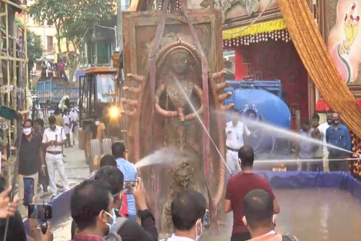 *করোনা মোকাবিলার স্বার্থে দুর্গাপুজো থেকে বিসর্জন, সবেতেই রয়েছে একাধিক বিধিনিষেধ। তবে সব ছাপিয়ে বিসর্জনে একেবারে অভিনব কাণ্ড ঘটাল ত্রিধারা সম্মিলনী। ছবি: ত্রিধারার সৌজন্যে। *করোনা মোকাবিলার স্বার্থে দুর্গাপুজো থেকে বিসর্জন, সবেতেই রয়েছে একাধিক বিধিনিষেধ। তবে সব ছাপিয়ে বিসর্জনে একেবারে অভিনব কাণ্ড ঘটাল ত্রিধারা সম্মিলনী। ছবি: ত্রিধারার সৌজন্যে।