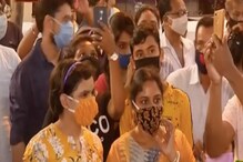 একাদশীতেও ঠাকুর দেখতে প্যান্ডেলে প্যান্ডেলে উপচে পড়ল ভিড়, বৃহস্পতিবার শ্রীভূমি স্পোর্টিংয়ের বিসর্জন একাদশীতেও ঠাকুর দেখতে প্যান্ডেলে প্যান্ডেলে উপচে পড়ল ভিড়, বৃহস্পতিবার শ্রীভূমি স্পোর্টিংয়ের বিসর্জন