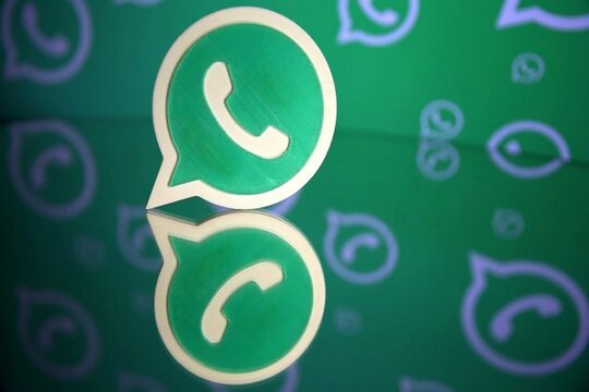 ডেস্কটপ থেকে WhatsApp কলিং : বর্তমানে শুধুই WhatsApp কলিং করা যায় ফোন থেকে। যদি ডেস্কটপে WhatsApp কানেক্ট করা থাকে, তা হলে সেখানে নোটিফিকেশন আসে যে ফোন আসছে। কিন্তু ডেস্কটপ থেকে ফোন ধরা যায় না। সেই ফিচারেই পরিবর্তন আনতে পারে সংস্থা। শোনা যাচ্ছে, যে খুব শীঘ্রই এমন কোনও ফিচার আনা হবে, যাতে ডেস্কটপ থেকেও কলিং করা যেতে পারে।