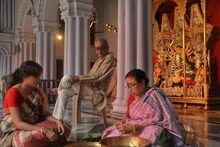 পদ্ম নয়, ১০৮ নীল অপরাজিতা ফুলে সন্ধি পুজো হয় দর্জিপাড়ার মিত্র বাড়িতে