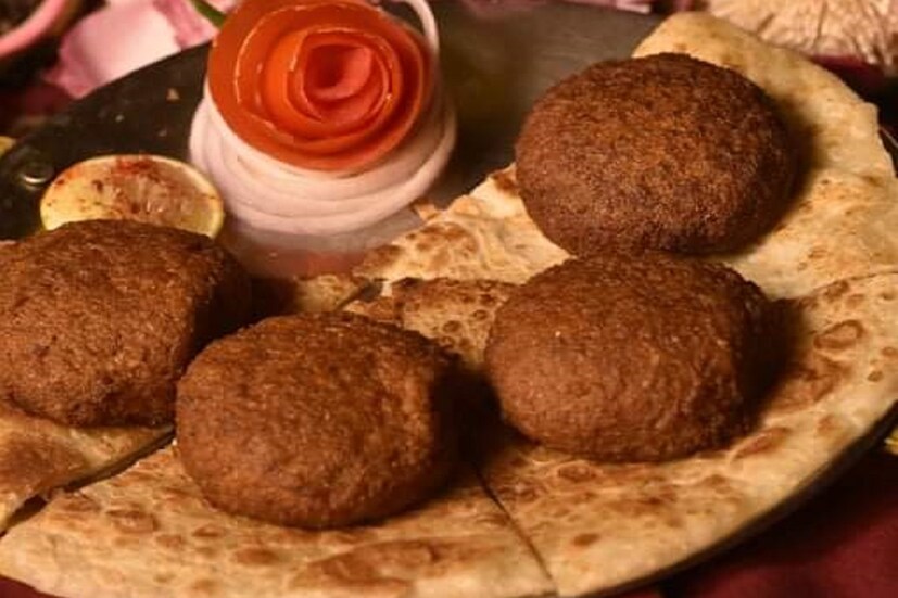আর মাত্র হাতে গোনা কয়েকটা দিন।তার পরেই বাঙালির শ্রেষ্ট উৎসব দুর্গা পুজো।তবে প্রতিবারের থেকে এবারে পুজো ধারে ভারে অনেকটাই জৌলুশহীন হবে প্রত্যেকের জন্যই। যে অতিমারীর বিরুধ্যে আমরা লড়ছি সেটা যাতে পুরোপুরি বিনাশ করা যায়, সামাজিক দুরত্বই হচ্ছে প্রধান অস্ত্র।আর তাই এবারে বাড়িতে বসেই দেদার মজা।