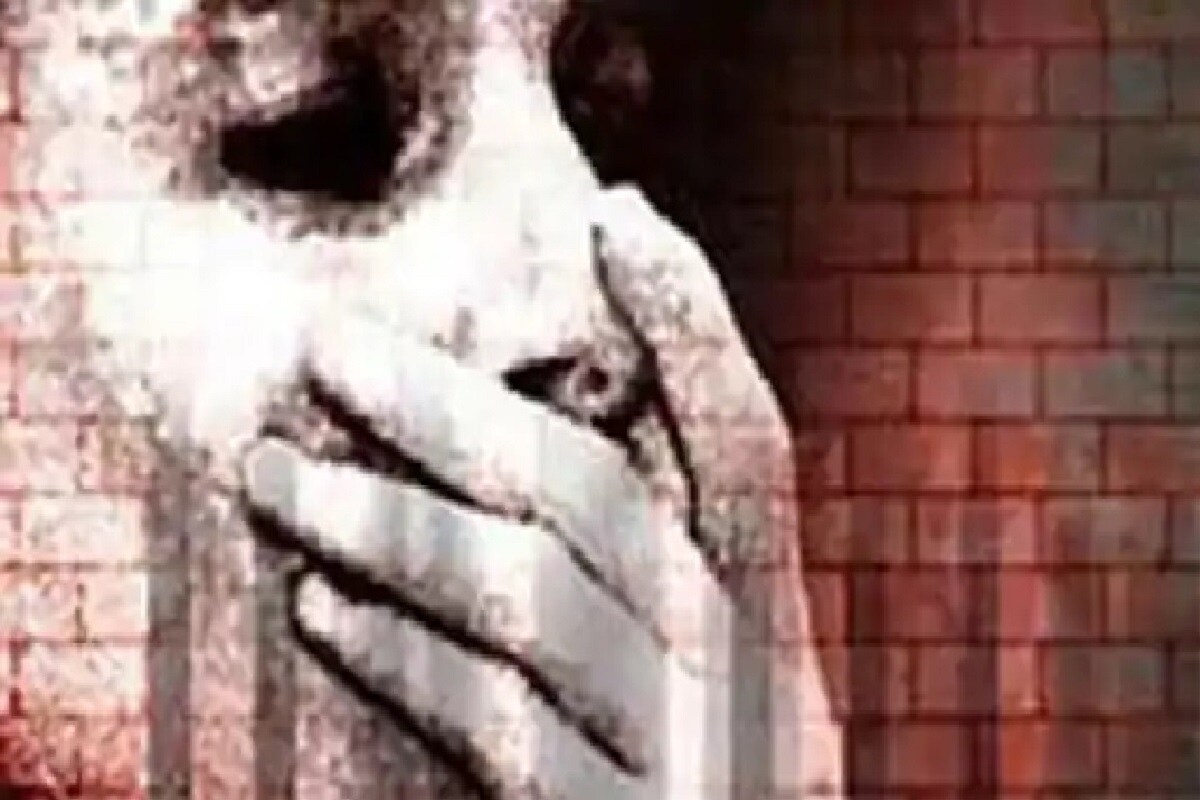 সংবাদসংস্থা এএনআই-এর খবর অনুযায়ী, বাল্য বিবাহ প্রতিরোধ এবং মহিলাদের সুরক্ষার দায়িত্বে থাকা অফিসার রঞ্জিত গুপ্ত খবর পেেয় ওই গৃহবধূকে উদ্ধার করেন৷ ওই অফিসার জানিয়েছেন, অভিযোগ পেয়ে ঘটনাস্থলে গিয়ে তিনি এবং তাঁর সহকর্মীরা দেখেন সত্যিই ওই মহিলাকে বাথরুমে বন্দি করে রাখা হয়েছিল৷ সংবাদসংস্থা এএনআই-এর খবর অনুযায়ী, বাল্য বিবাহ প্রতিরোধ এবং মহিলাদের সুরক্ষার দায়িত্বে থাকা অফিসার রঞ্জিত গুপ্ত খবর পেেয় ওই গৃহবধূকে উদ্ধার করেন৷ ওই অফিসার জানিয়েছেন, অভিযোগ পেয়ে ঘটনাস্থলে গিয়ে তিনি এবং তাঁর সহকর্মীরা দেখেন সত্যিই ওই মহিলাকে বাথরুমে বন্দি করে রাখা হয়েছিল৷