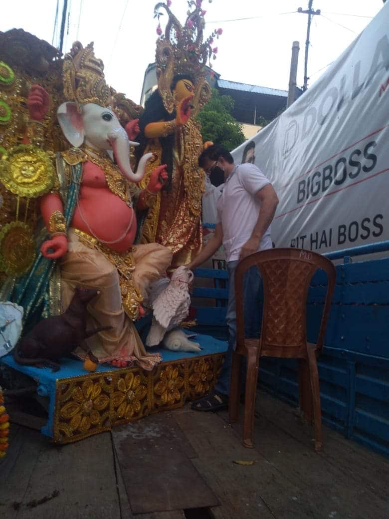 বেহালায় সৌরভ গঙ্গোপাধ্যায়ের বাড়ির পাশেই হয় বড়িশা প্লেয়ার্স কর্নারের পুজো। বাড়ির সদস্যরা এই পুজোর সঙ্গে ওতোপ্রতোভাবে জড়িয়ে। মহারাজের পুজো নামেই পরিচিত বড়িশা প্লেয়ার্স কর্নারের এই পুজো। চতুর্থীতে পুজোর উদ্বোধন করেন সৌরভ নিজেই। বেহালায় সৌরভ গঙ্গোপাধ্যায়ের বাড়ির পাশেই হয় বড়িশা প্লেয়ার্স কর্নারের পুজো। বাড়ির সদস্যরা এই পুজোর সঙ্গে ওতোপ্রতোভাবে জড়িয়ে। মহারাজের পুজো নামেই পরিচিত বড়িশা প্লেয়ার্স কর্নারের এই পুজো। চতুর্থীতে পুজোর উদ্বোধন করেন সৌরভ নিজেই।