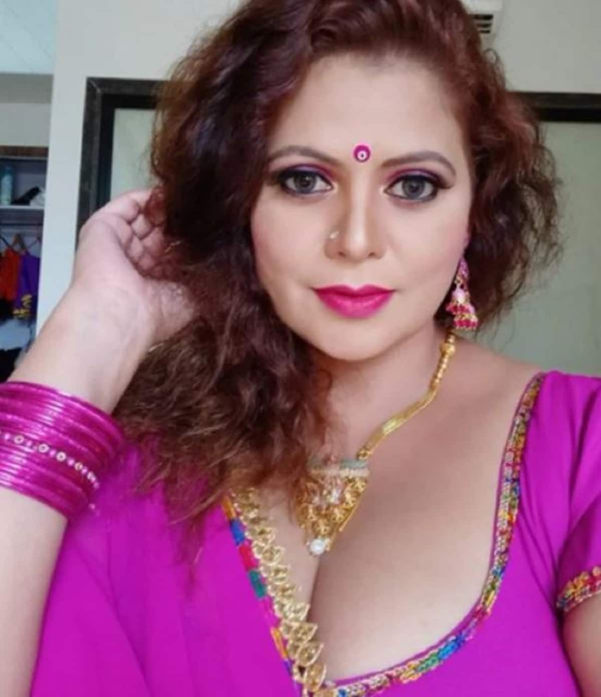 সেমি পর্ন ওয়েব সিরিজে চুটিয়ে অভিনয় করেছেন স্বপ্না৷ সেগুলি হল স্বপ্না ভাবি, তাঁক ঝাঁক, লাভ লাস্ট ড্রামা, স্বপ্না কে আঙ্গুর , বস৷ সেলুলয়েডে বোল্ড আন্দাজের পাশাপাশি ঝাঁঝালো বক্তব্যের জন্যেও তিনি দারুণ পপুলার৷ তিনি একাধিকবার অভিযোগ করেছেন নির্দেশকরা তাঁকে ধোঁকা দিয়েছেন৷Photo Courtesy- sapnasappuofficial/Instagram সেমি পর্ন ওয়েব সিরিজে চুটিয়ে অভিনয় করেছেন স্বপ্না৷ সেগুলি হল স্বপ্না ভাবি, তাঁক ঝাঁক, লাভ লাস্ট ড্রামা, স্বপ্না কে আঙ্গুর , বস৷ সেলুলয়েডে বোল্ড আন্দাজের পাশাপাশি ঝাঁঝালো বক্তব্যের জন্যেও তিনি দারুণ পপুলার৷ তিনি একাধিকবার অভিযোগ করেছেন নির্দেশকরা তাঁকে ধোঁকা দিয়েছেন৷Photo Courtesy- sapnasappuofficial/Instagram
