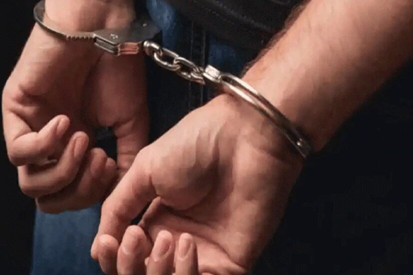 যুবকের প্রথম স্ত্রী বেঙ্গালুরুর বাসিন্দা৷ সোশ্যাল মিডিয়ায় আলাপের পর বিয়ে করে তারা৷ কিন্তু উত্তর প্রদেশের বাসিন্দা তাঁর দ্বিতীয় স্ত্রী একজন আধ্যাত্মিক মহিলা৷ তিনি এক আধ্যাত্মিক গুরুর শিষ্যা৷ ওই গুরুর ভক্ত হিসেবে পরিচয় দিয়েই দ্বিতীয় স্ত্রীকে ফাঁদে ফেলে অভিযুক্ত যুবক৷ মন্দিরে নিয়ে গিয়ে বিয়ে করে তাকে৷