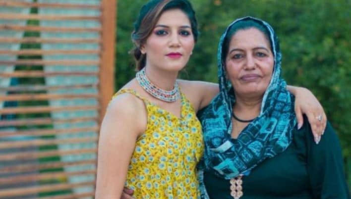• এ বার মেয়ের সমর্থনে মুখ খুলে সামনে এলেন স্বপ্নার মা নীলম চৌধুরি । সম্প্রতি দৈনিক জাগরণকে দেওযা একটি সাক্ষাৎকারে নীলম জানিয়েছেন, তাঁর মেয়ে ও জামাইয়ের এমন গোপন বিয়ের কারণ । • এ বার মেয়ের সমর্থনে মুখ খুলে সামনে এলেন স্বপ্নার মা নীলম চৌধুরি । সম্প্রতি দৈনিক জাগরণকে দেওযা একটি সাক্ষাৎকারে নীলম জানিয়েছেন, তাঁর মেয়ে ও জামাইয়ের এমন গোপন বিয়ের কারণ ।